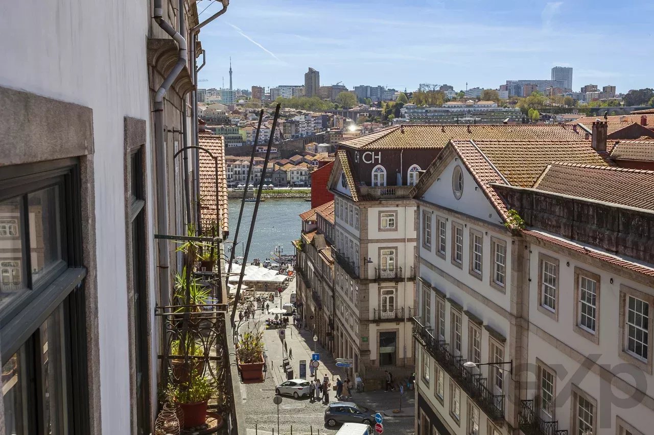 Investimento Premium no Porto: Layout Duplo em Prédio Clássico