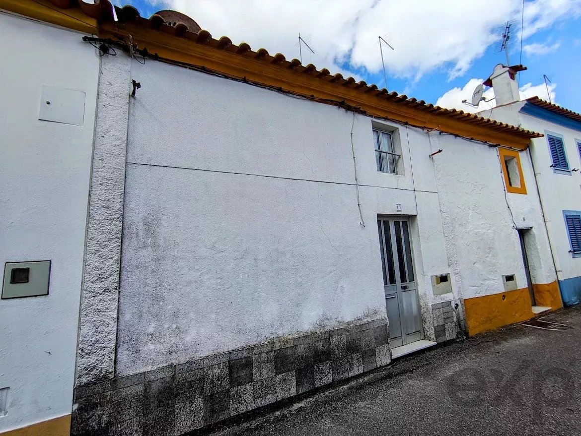 Casa tradicional com 3 assoalhadas na Comenda