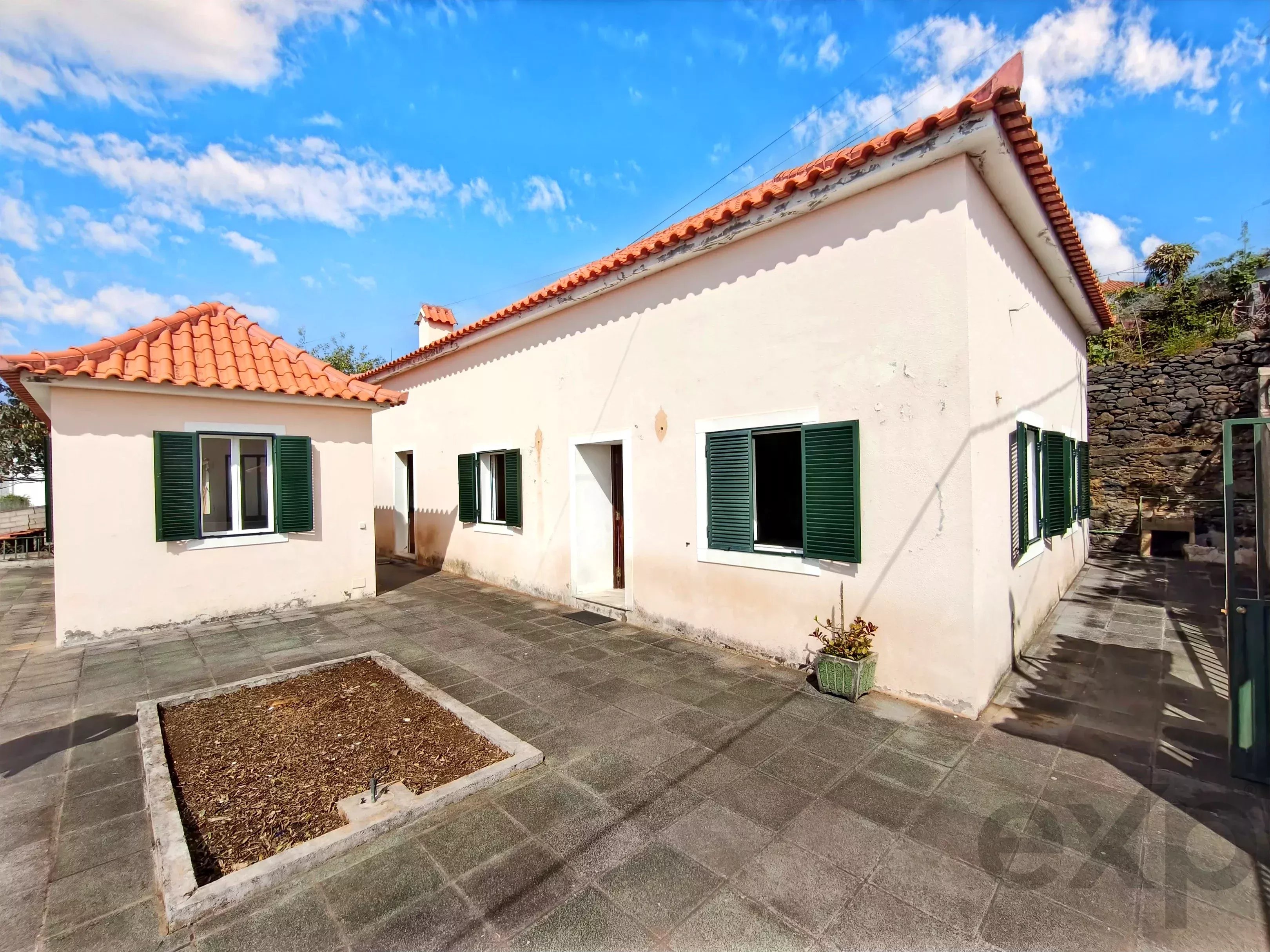 MORADIA T3, QUINTAL, CHURRASQUEIRA - FUNCHAL