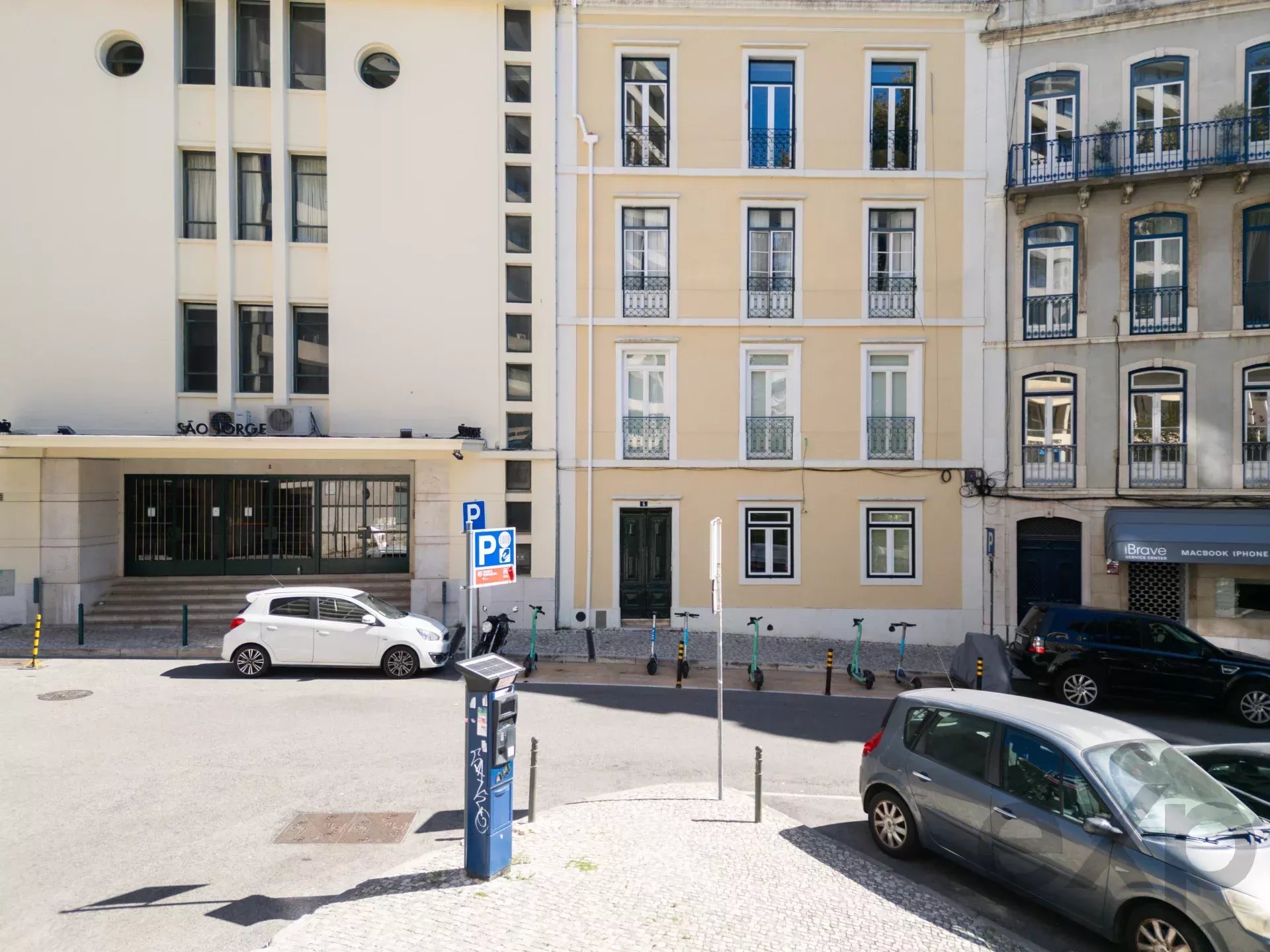 Elegant Two‑Bedroom + One‑Bathroom Penthouse in Central Lisbon 86935832 image 10