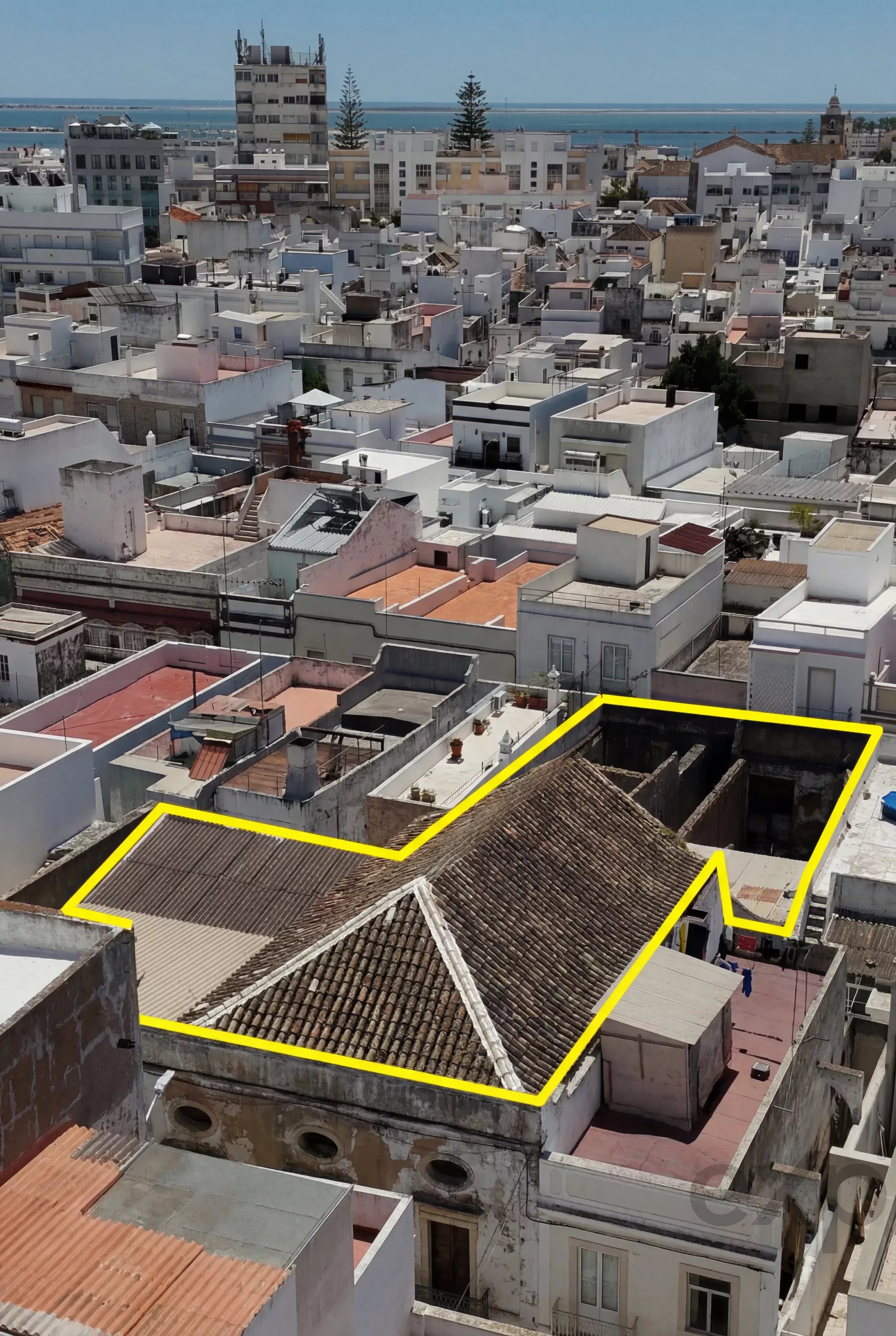 Edifício com alma algarvia: 357m² no Centro de Olhão com Viabilidade para 5 Pisos