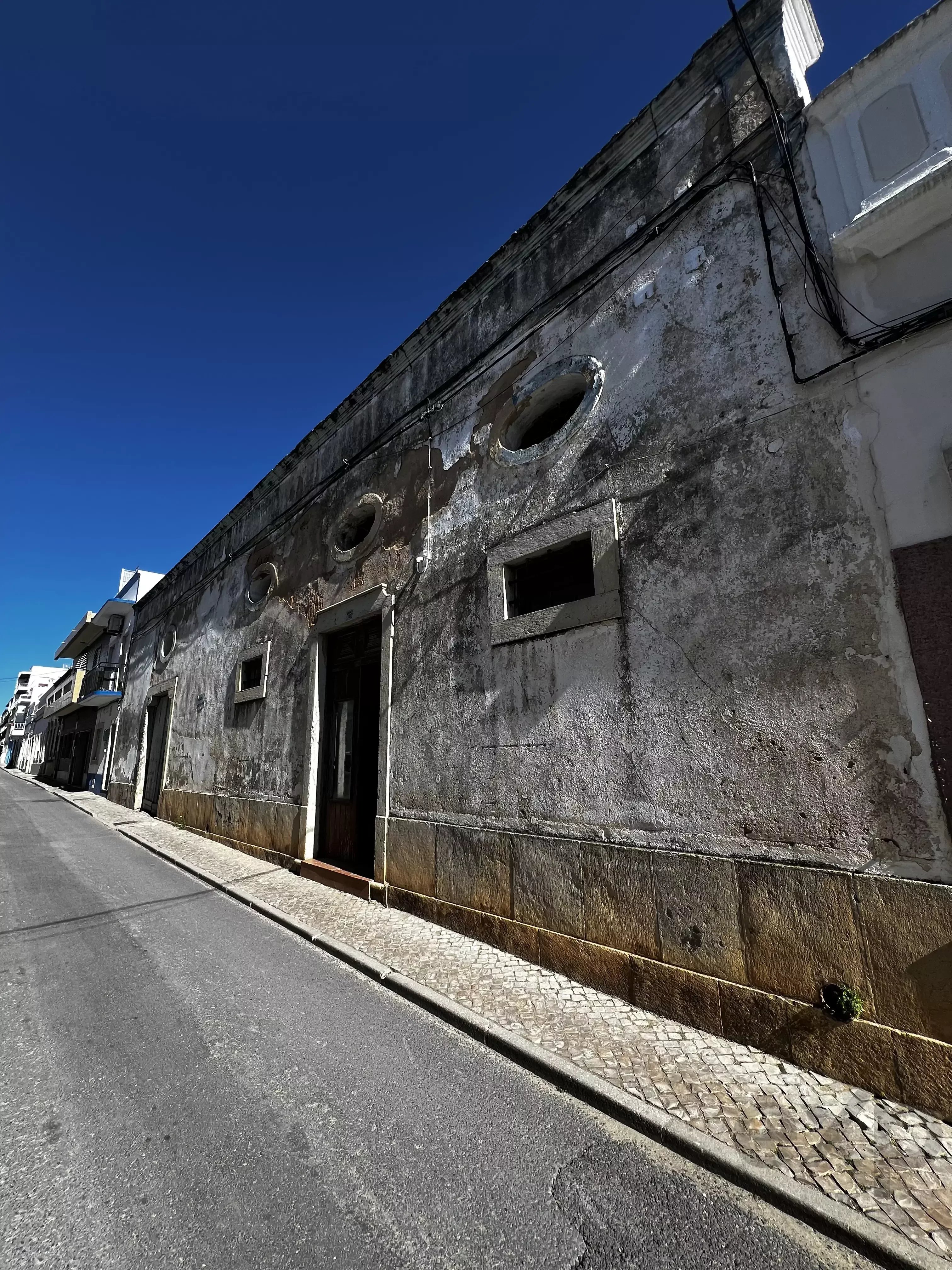 Edifício com alma algarvia: 357m² no Centro de Olhão com Viabilidade para 5 Pisos