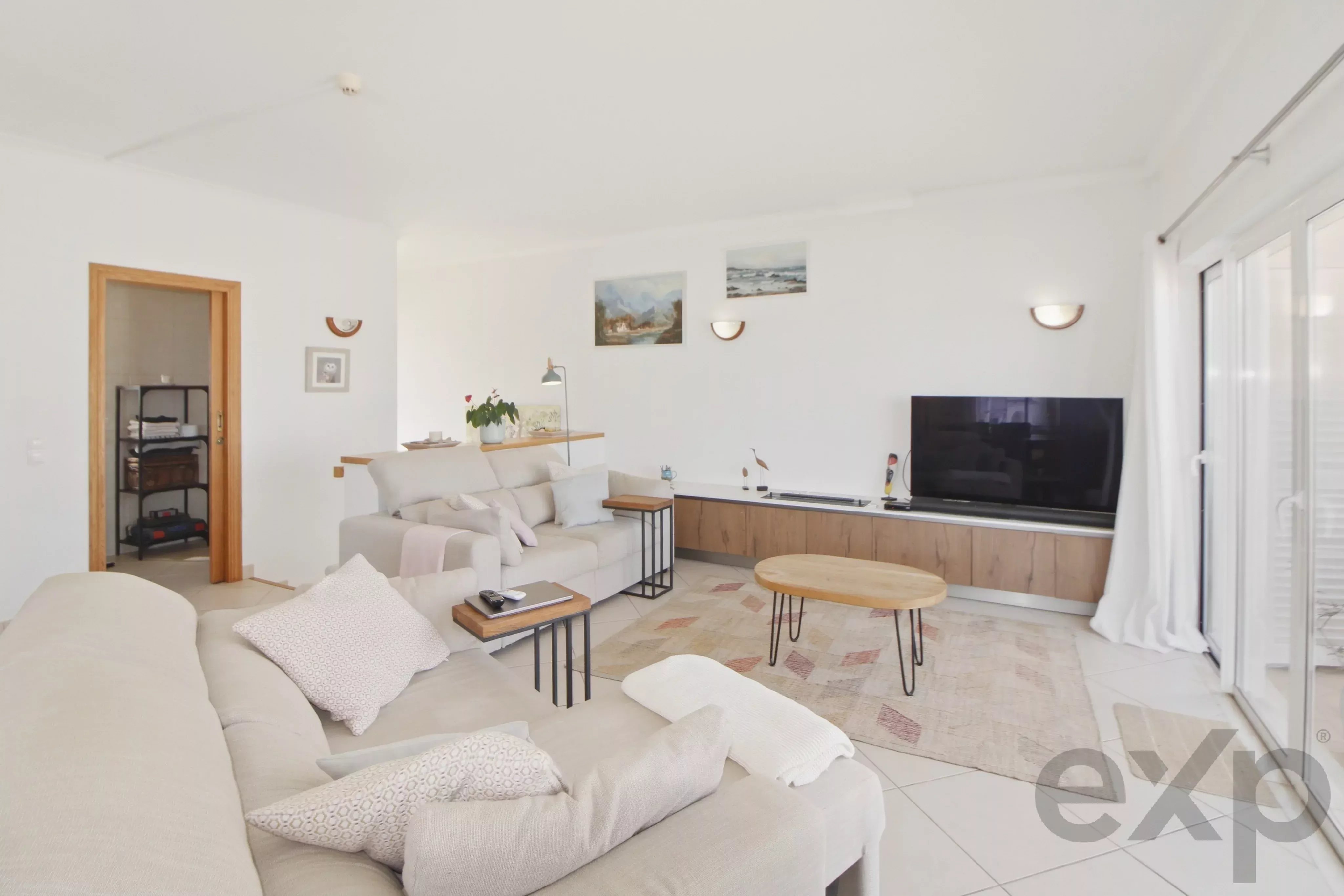 Beautiful 3-townhouse next to the beach with spectacular ocean views.