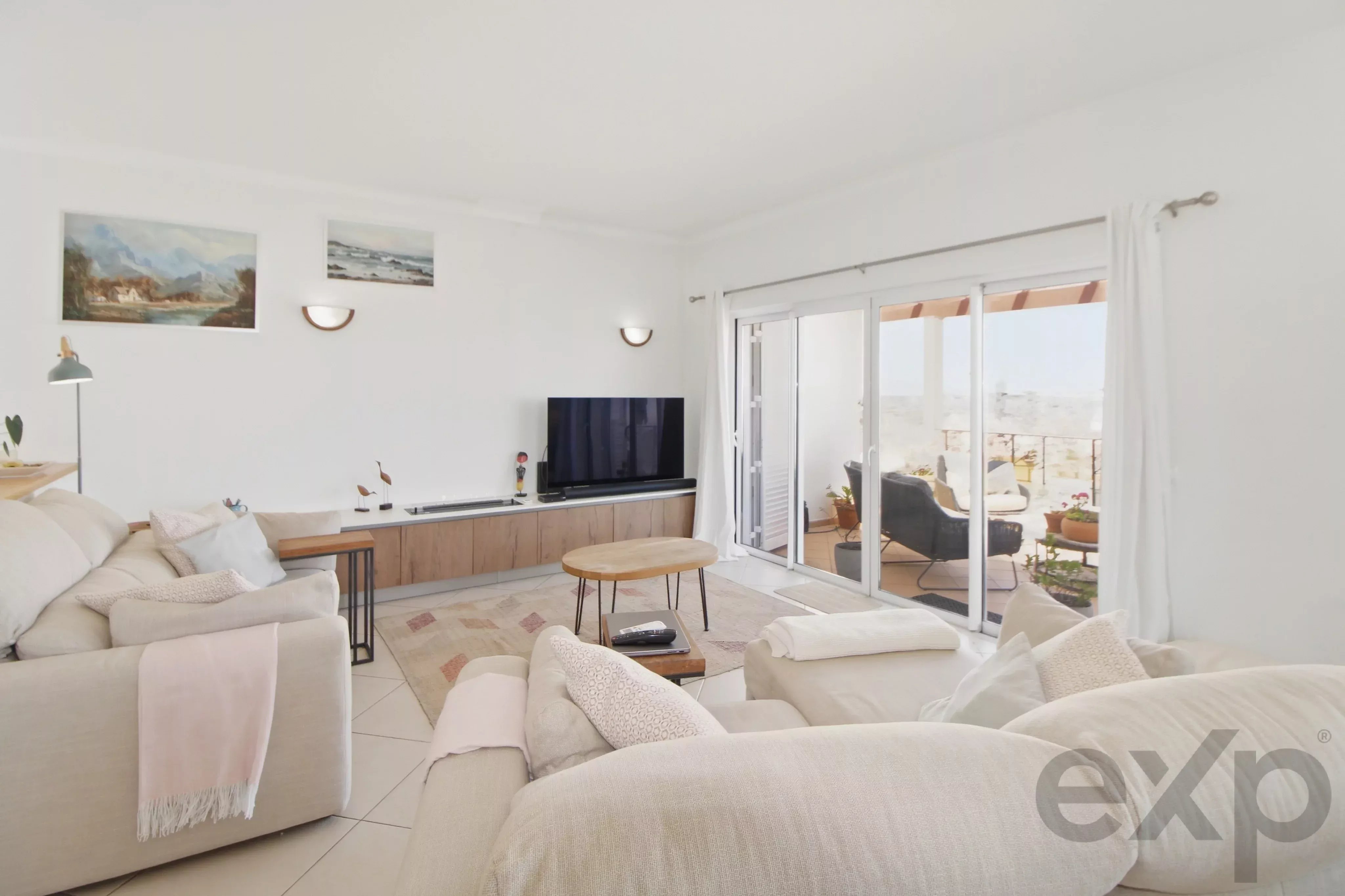 Beautiful 3-townhouse next to the beach with spectacular ocean views.