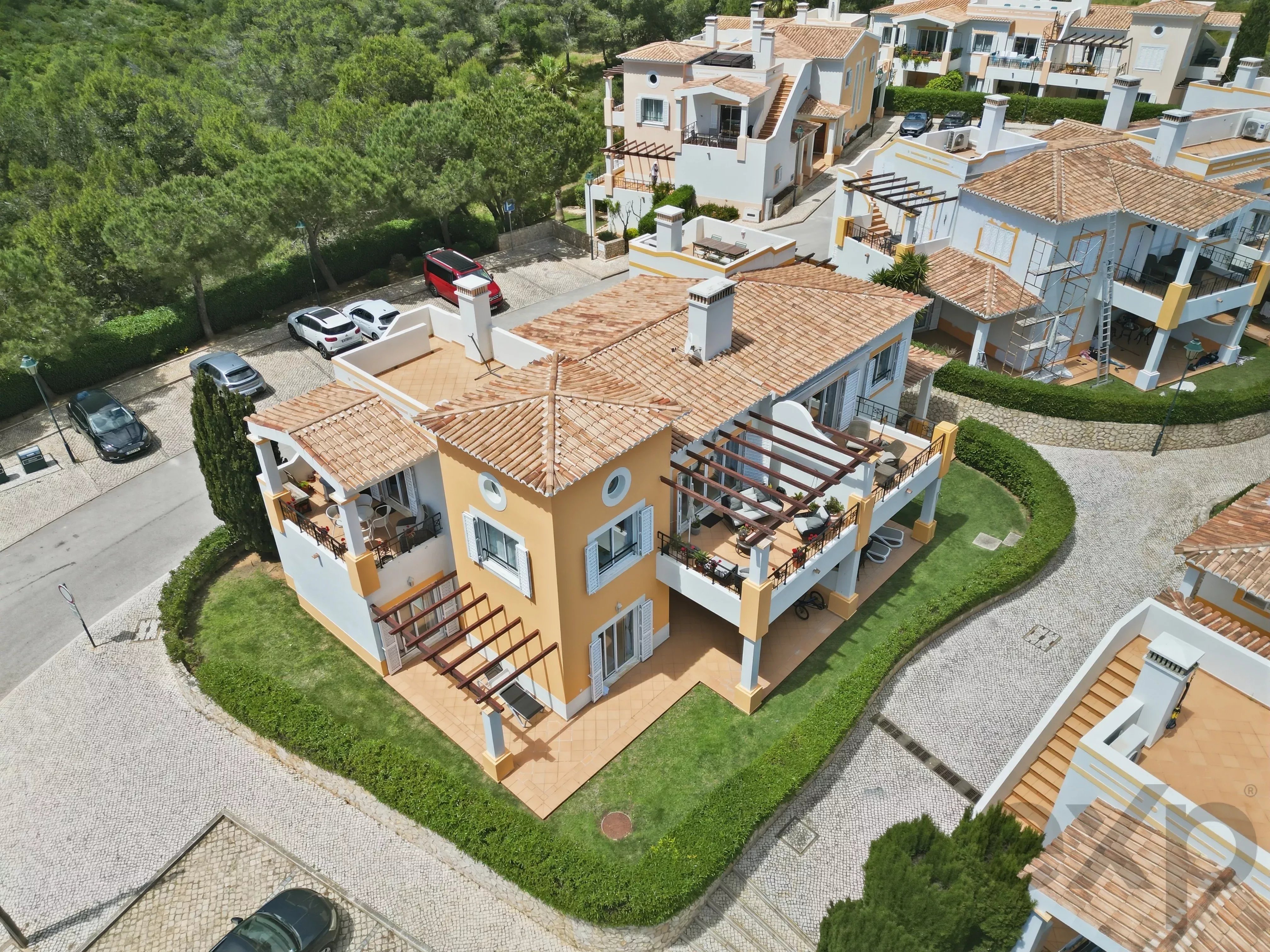 Beautiful 3-townhouse next to the beach with spectacular ocean views.