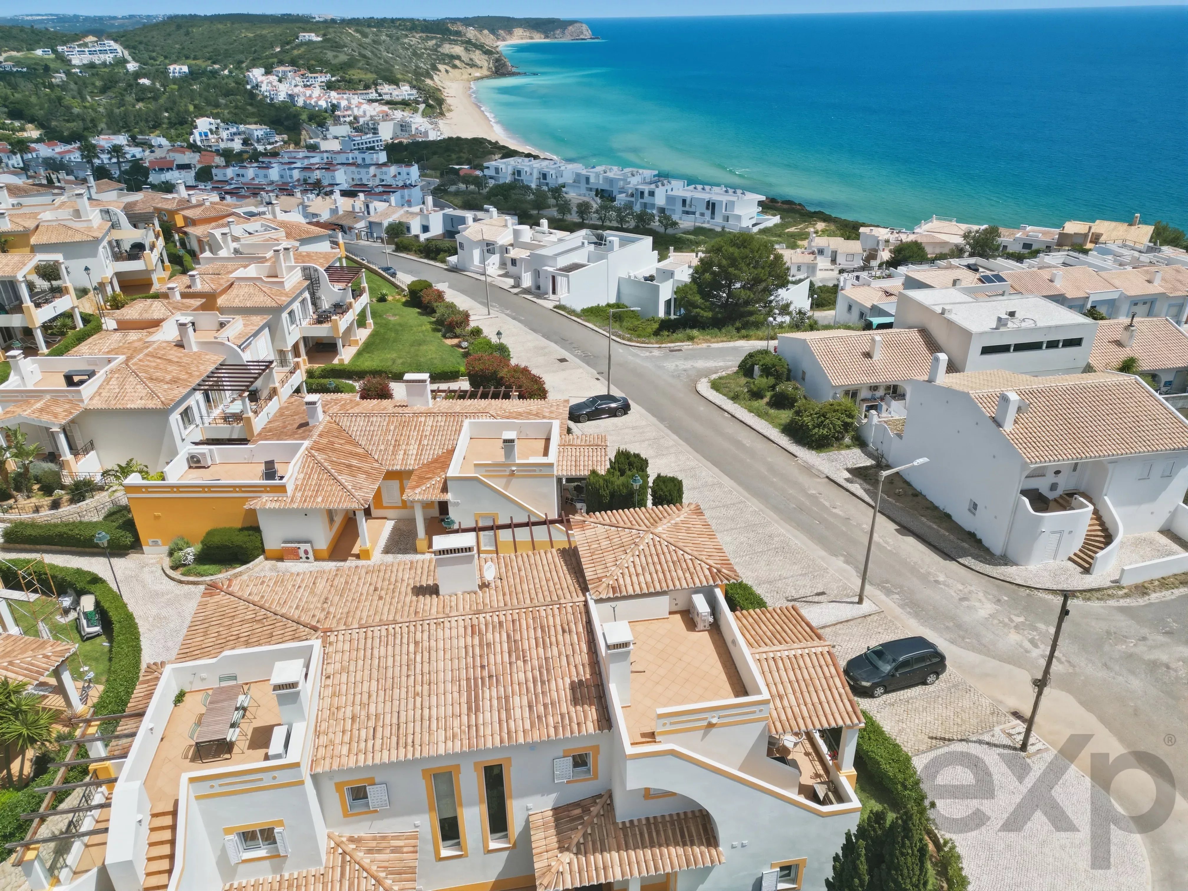 Beautiful 3-townhouse next to the beach with spectacular ocean views.