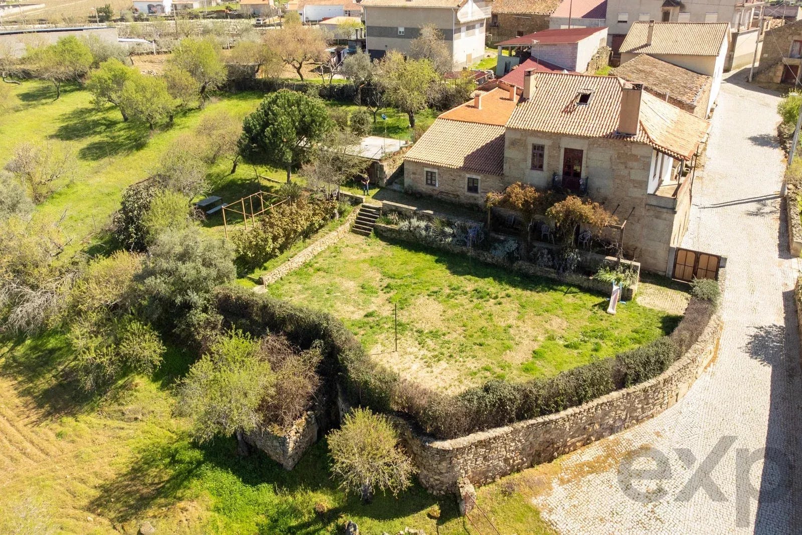 Retiro Rural Licenciado com Negócio de Alojamento Local à Venda em Portugal