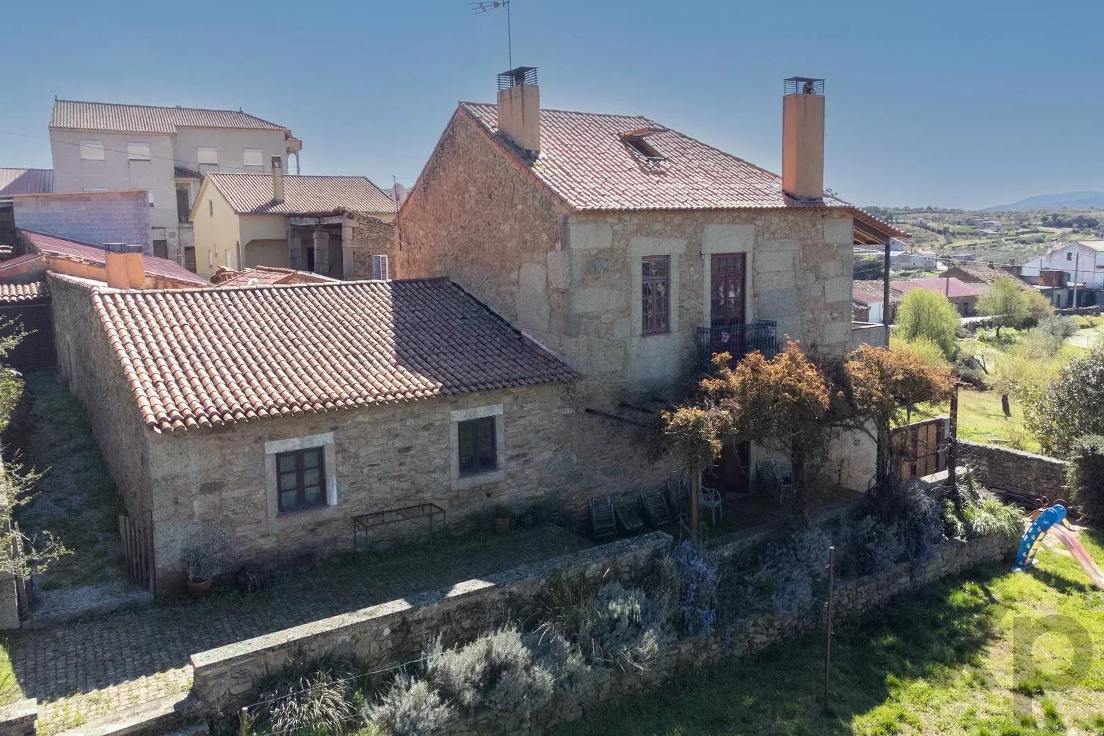 Retiro Rural Licenciado com Negócio de Alojamento Local à Venda em Portugal