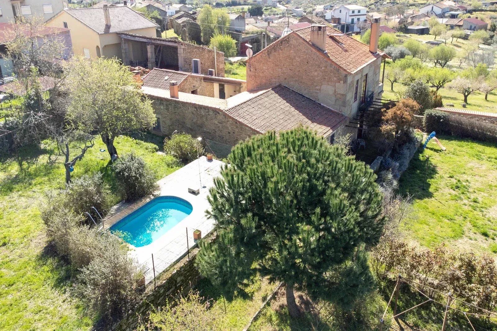 Retiro Rural Licenciado com Negócio de Alojamento Local à Venda em Portugal