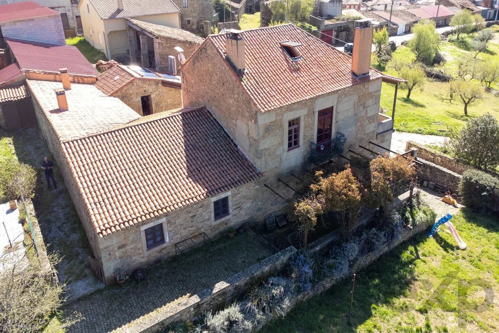 Retiro Rural Licenciado com Negócio de Alojamento Local à Venda em Portugal