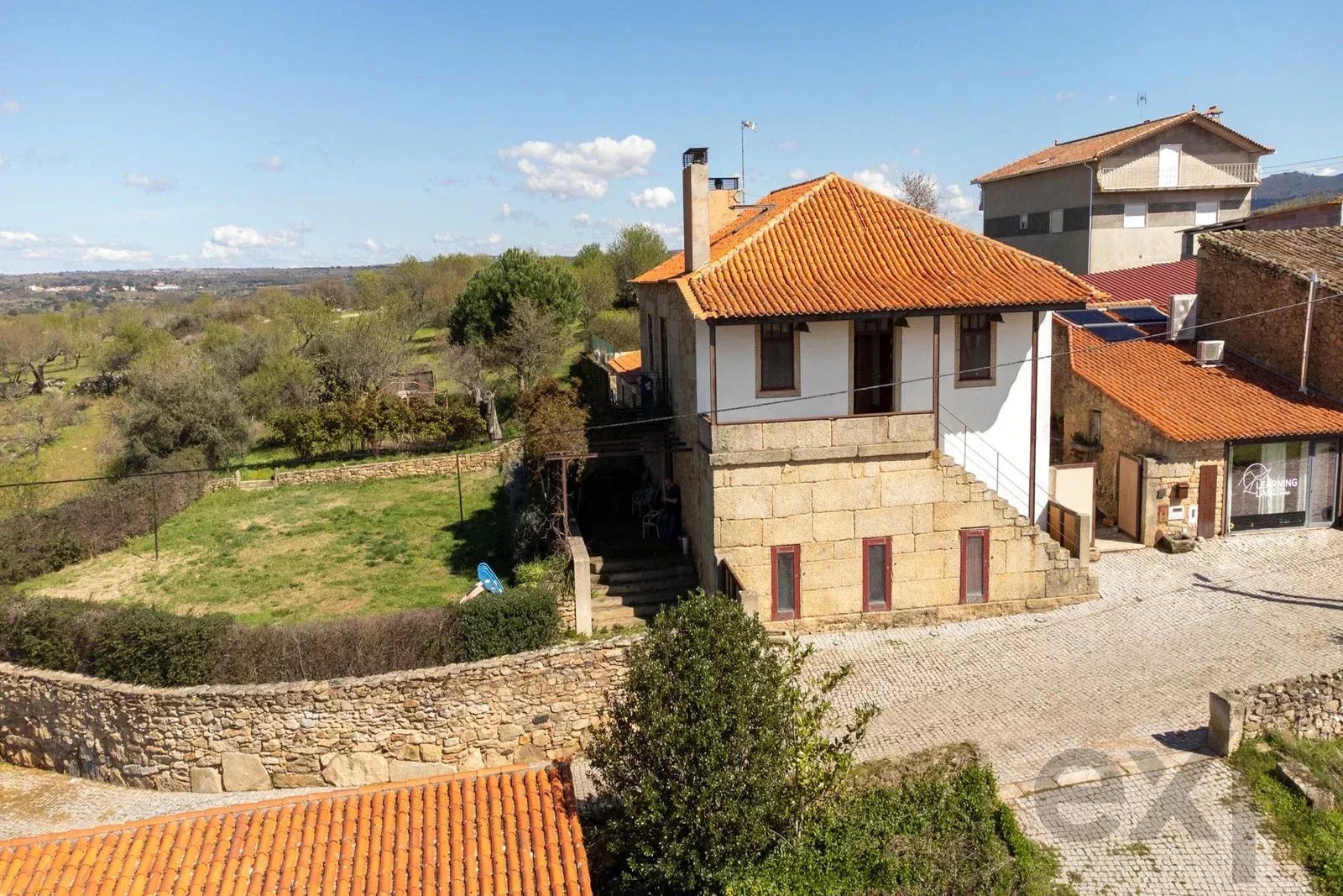 Retiro Rural Licenciado com Negócio de Alojamento Local à Venda em Portugal