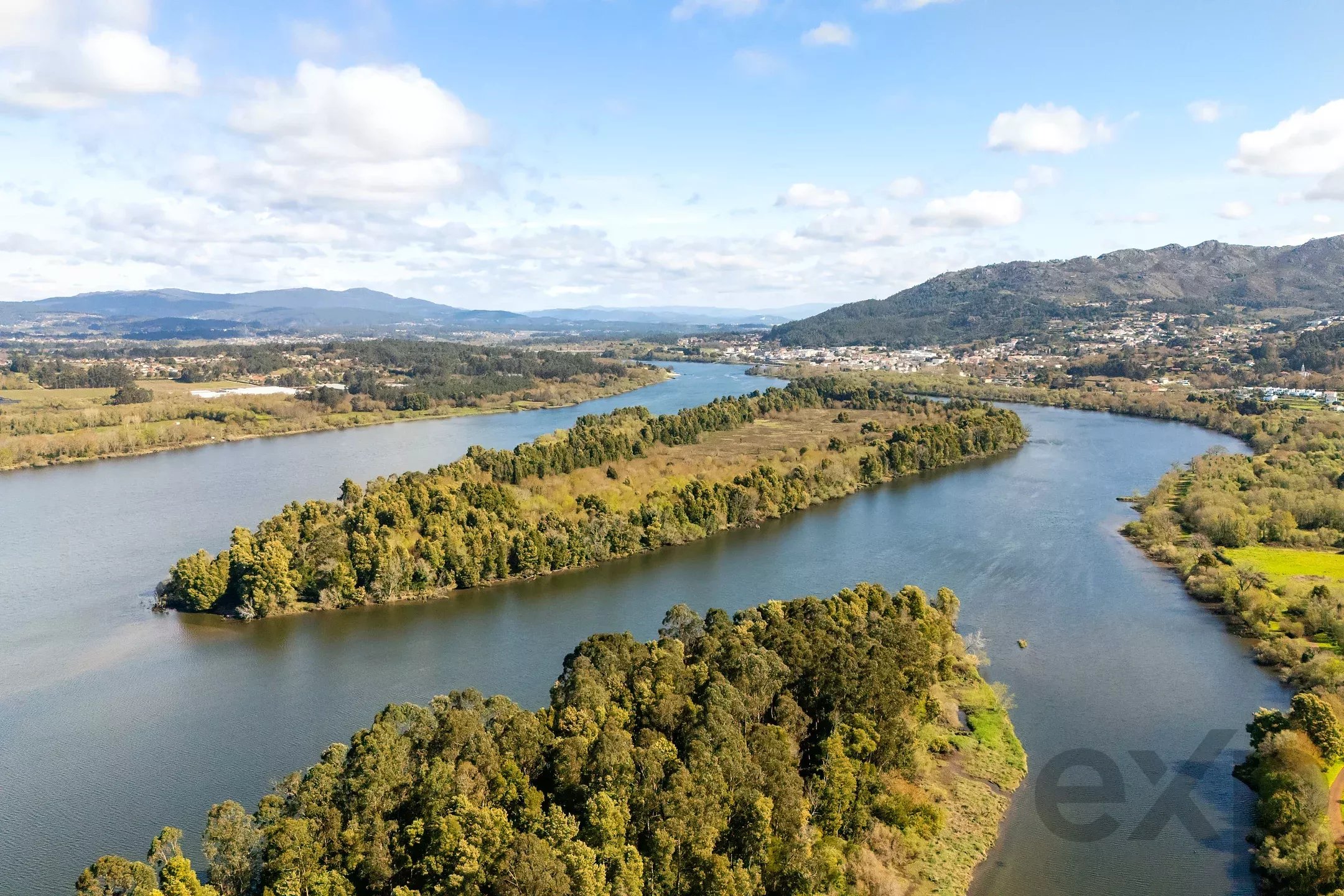 Terreno à venda em Gondarém, 6877 m²