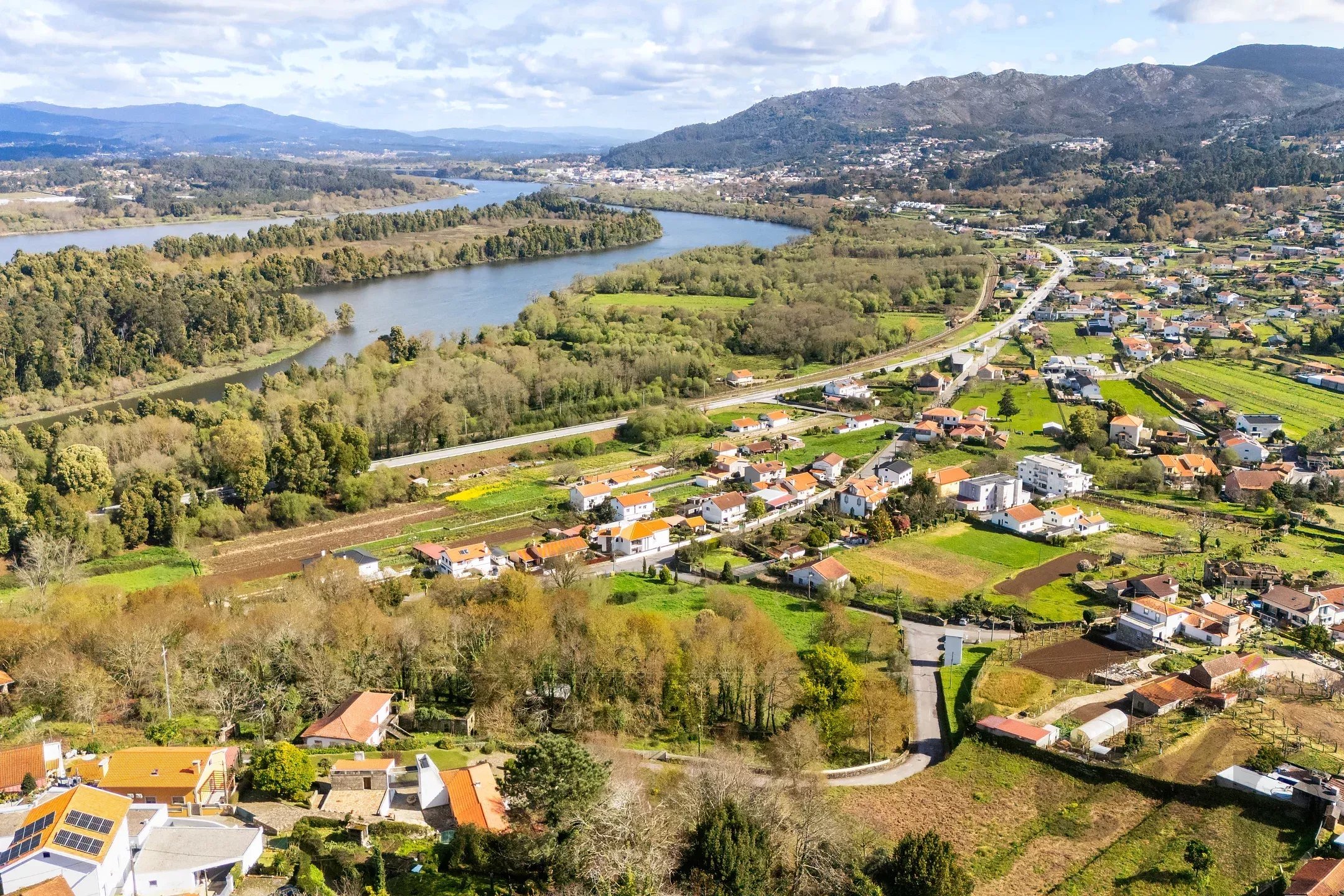 Terreno à venda em Gondarém, 6877 m²