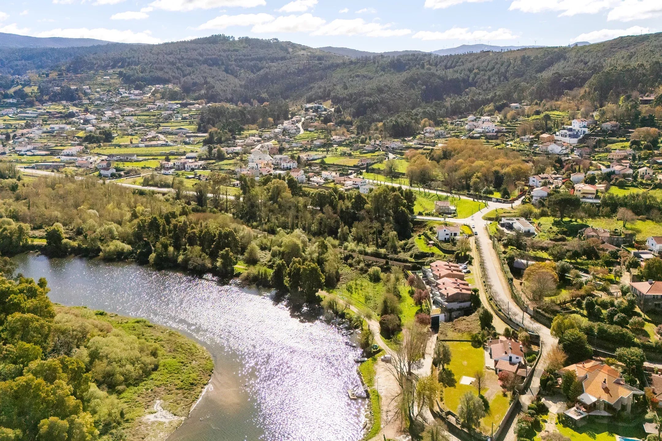 Terreno à venda em Gondarém, 6877 m²
