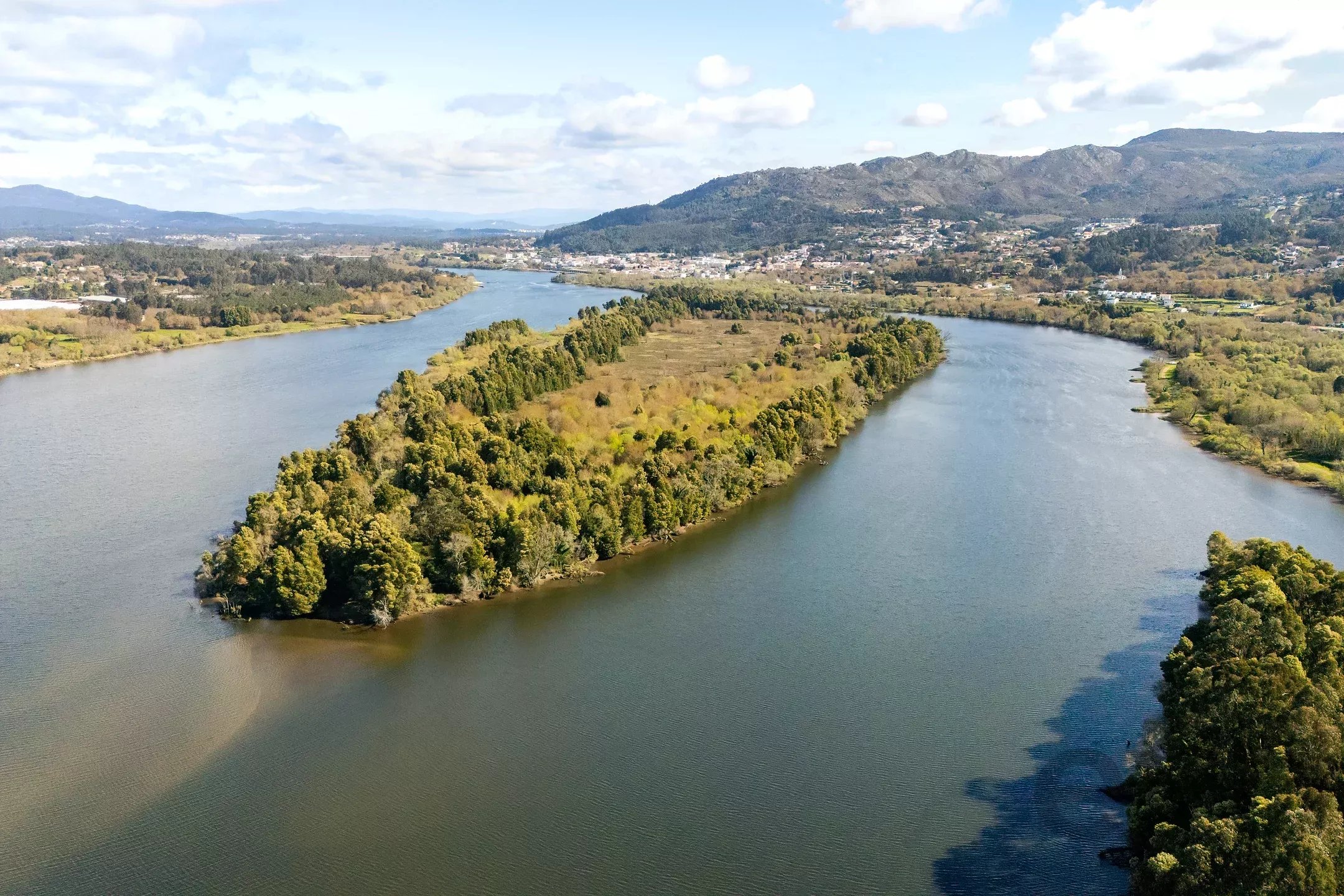 Terreno à venda em Gondarém, 6877 m²