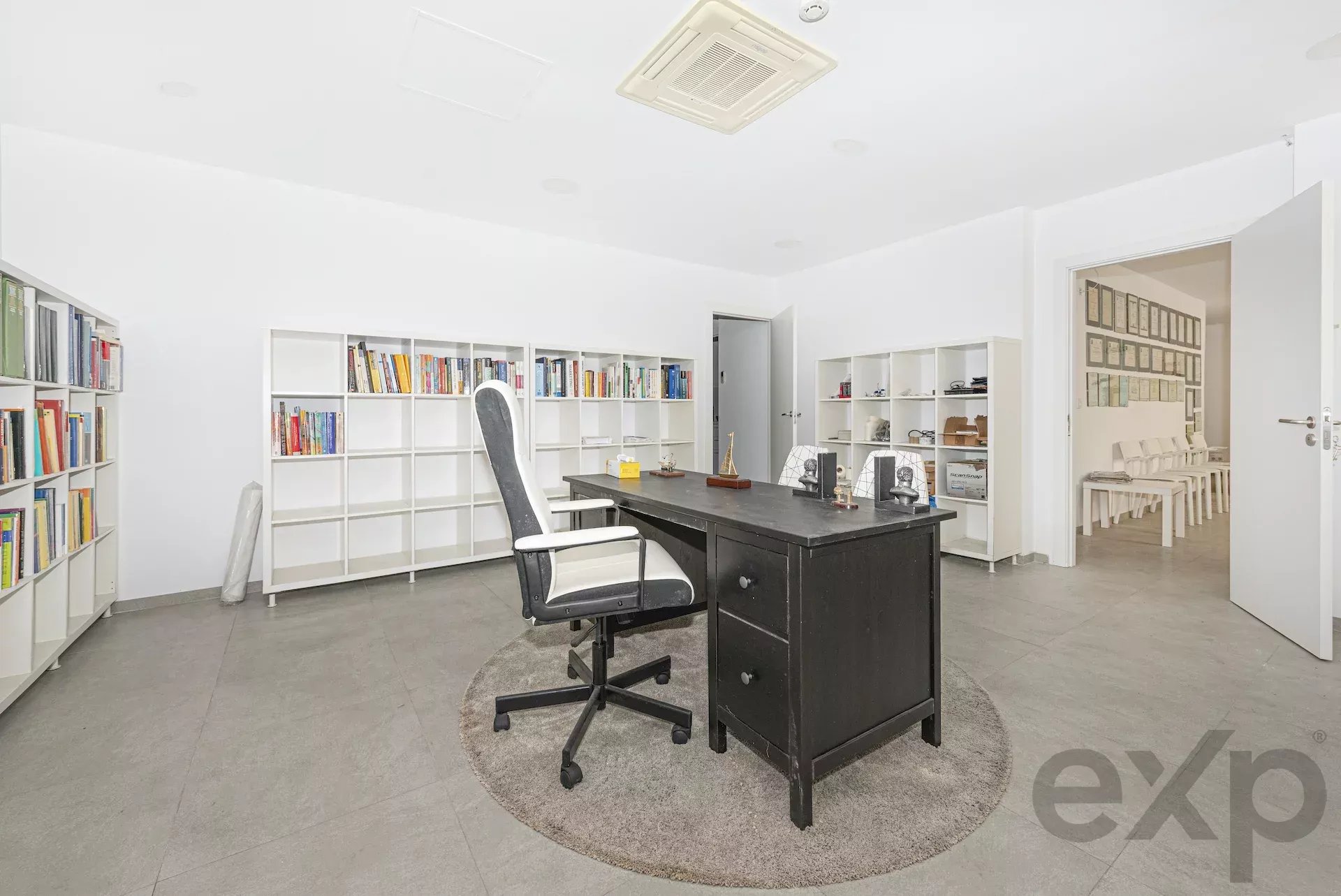 Prestigious Store near Chiado 87016877 image 8
