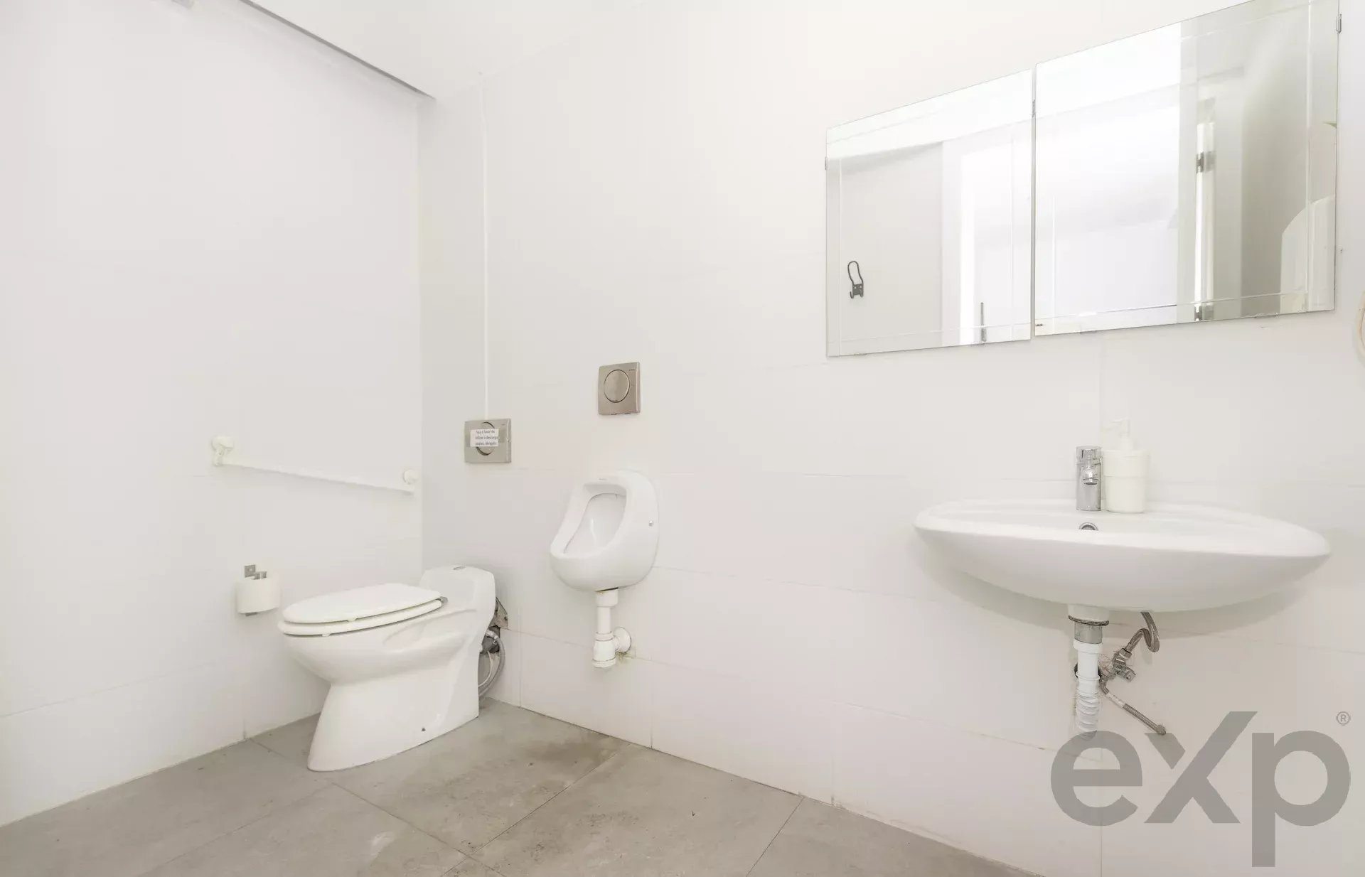 Prestigious Store near Chiado 87016877 image 15