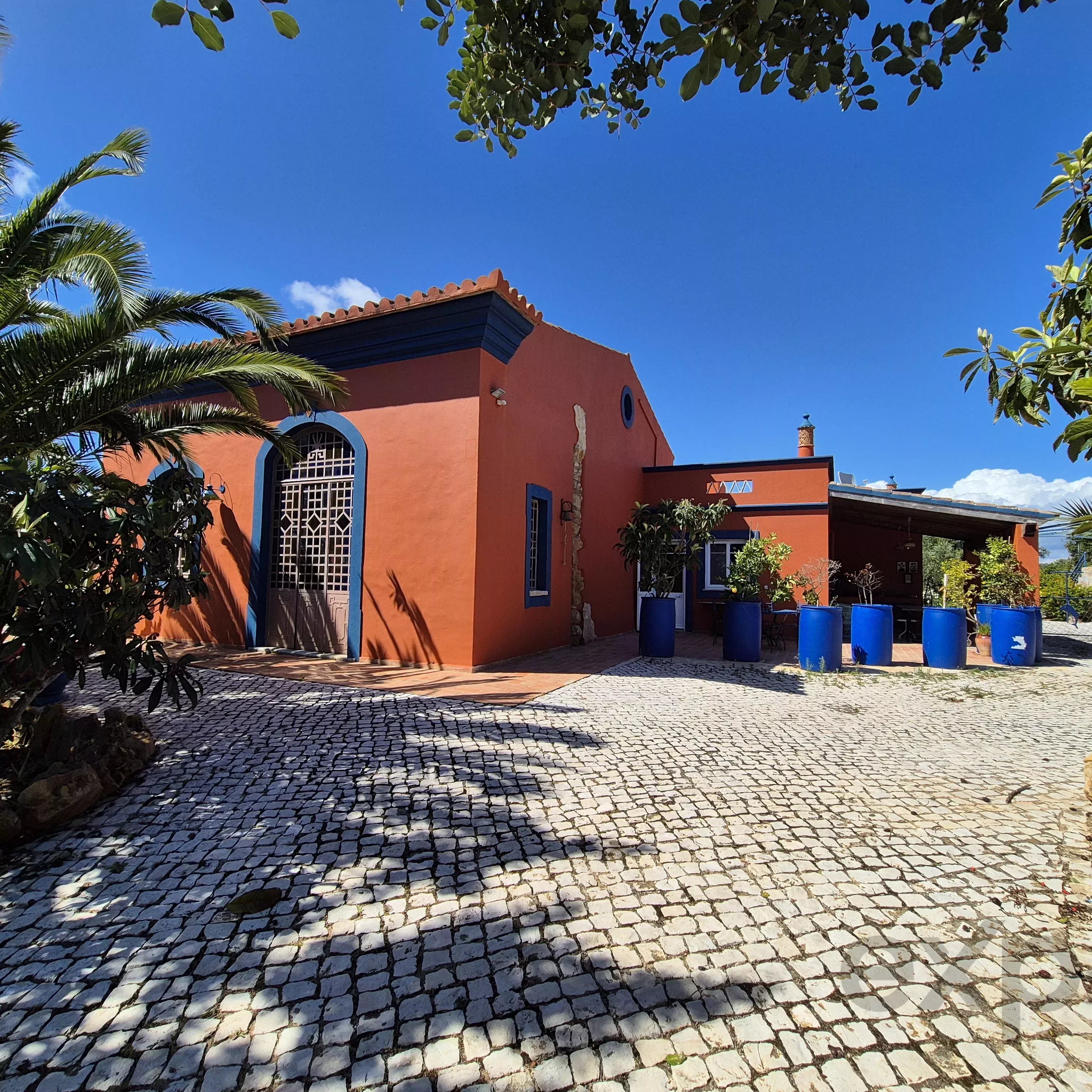Estate with Swimming Pool 87034529 image 4
