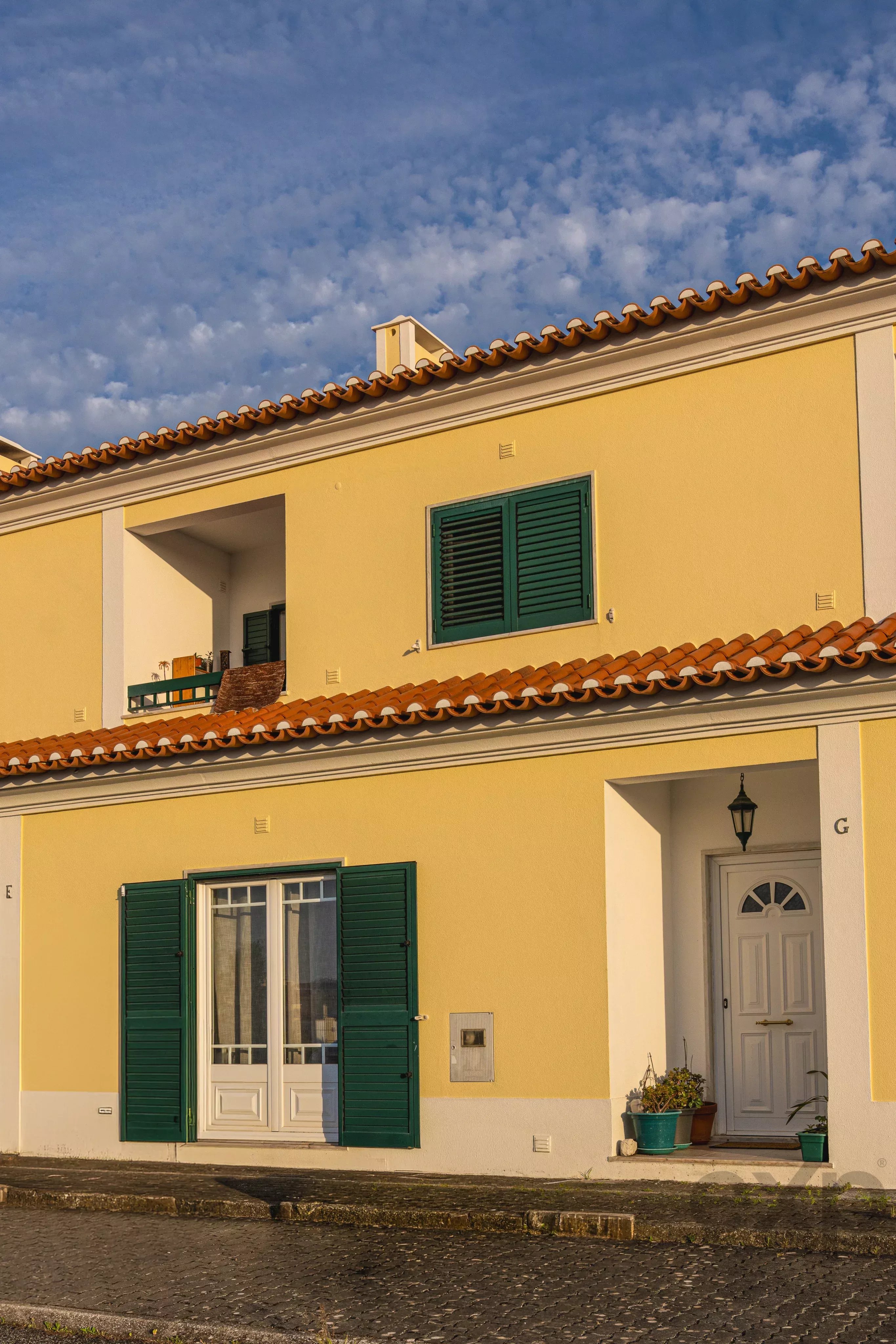 Live just 30 minutes from Lisbon, in a private condominium with space for the family and close to the beaches of Ericeira. 87035720 image 1