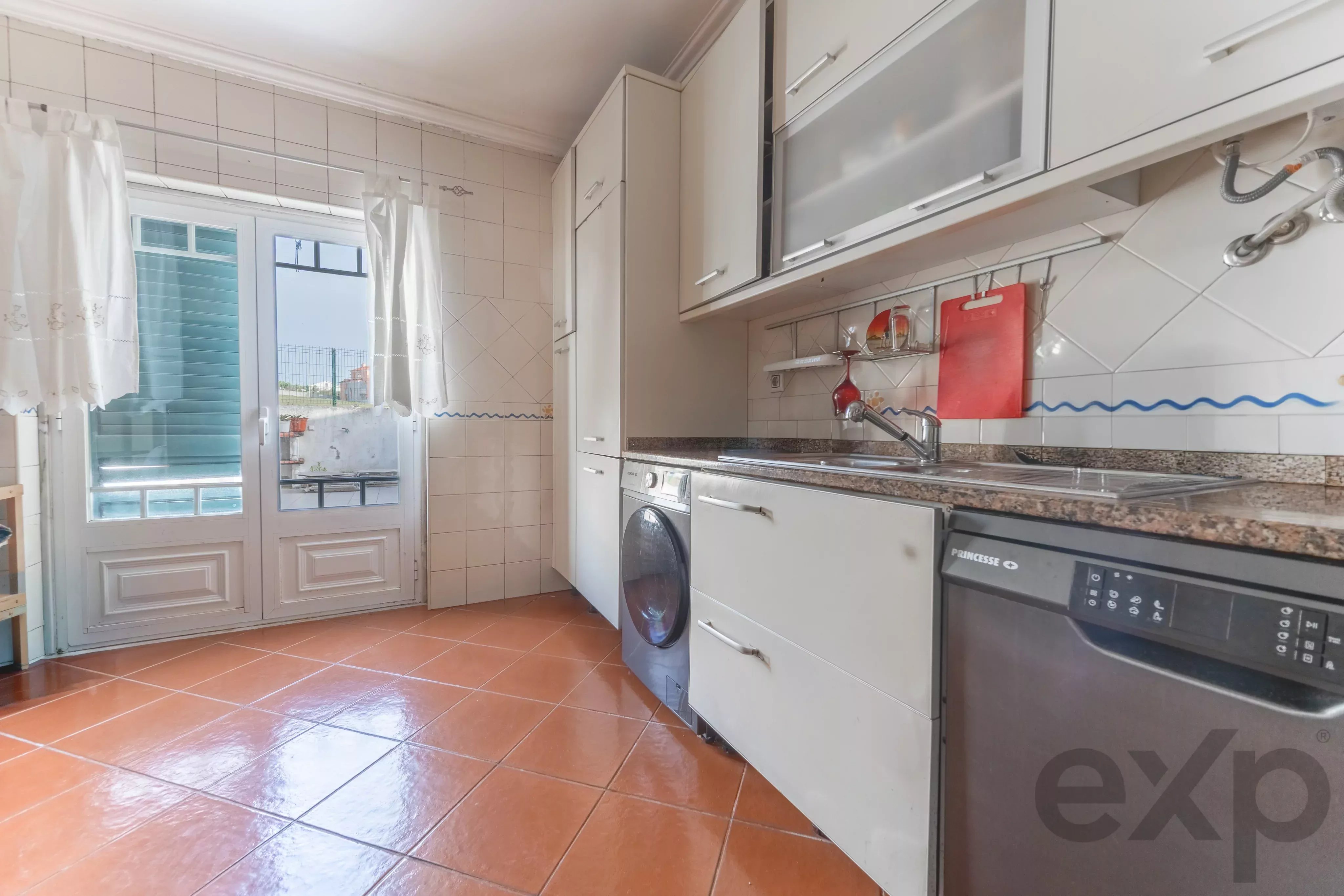 "Viver a 30 minutos de Lisboa, num condomínio privado, com espaço para a família e perto das praias da Ericeira." 87035720 image 37