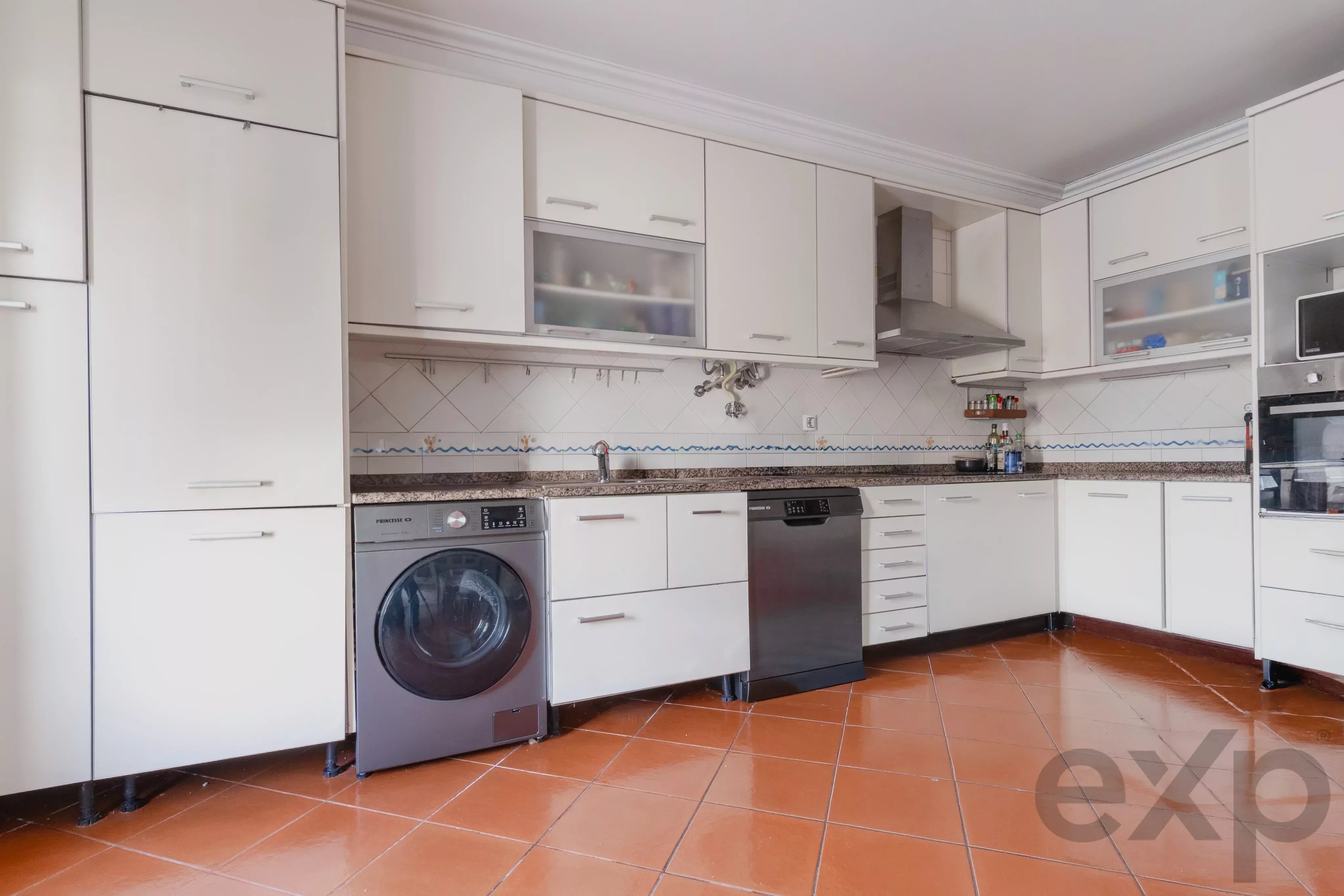 "Viver a 30 minutos de Lisboa, num condomínio privado, com espaço para a família e perto das praias da Ericeira." 87035720 image 36