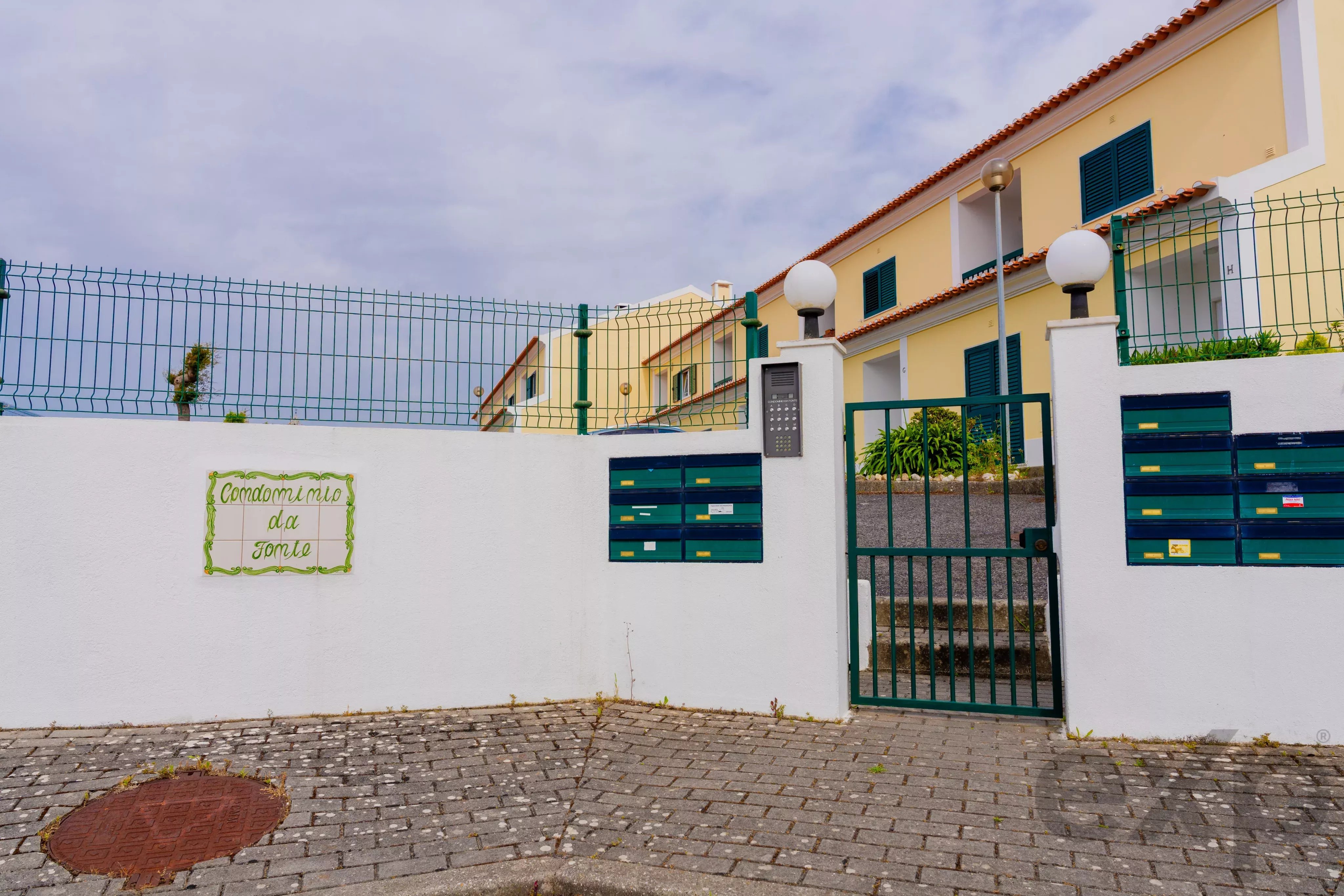Living 30 minutes from Lisbon, in a private condominium, with space for the family and close to Ericeira beaches. 5