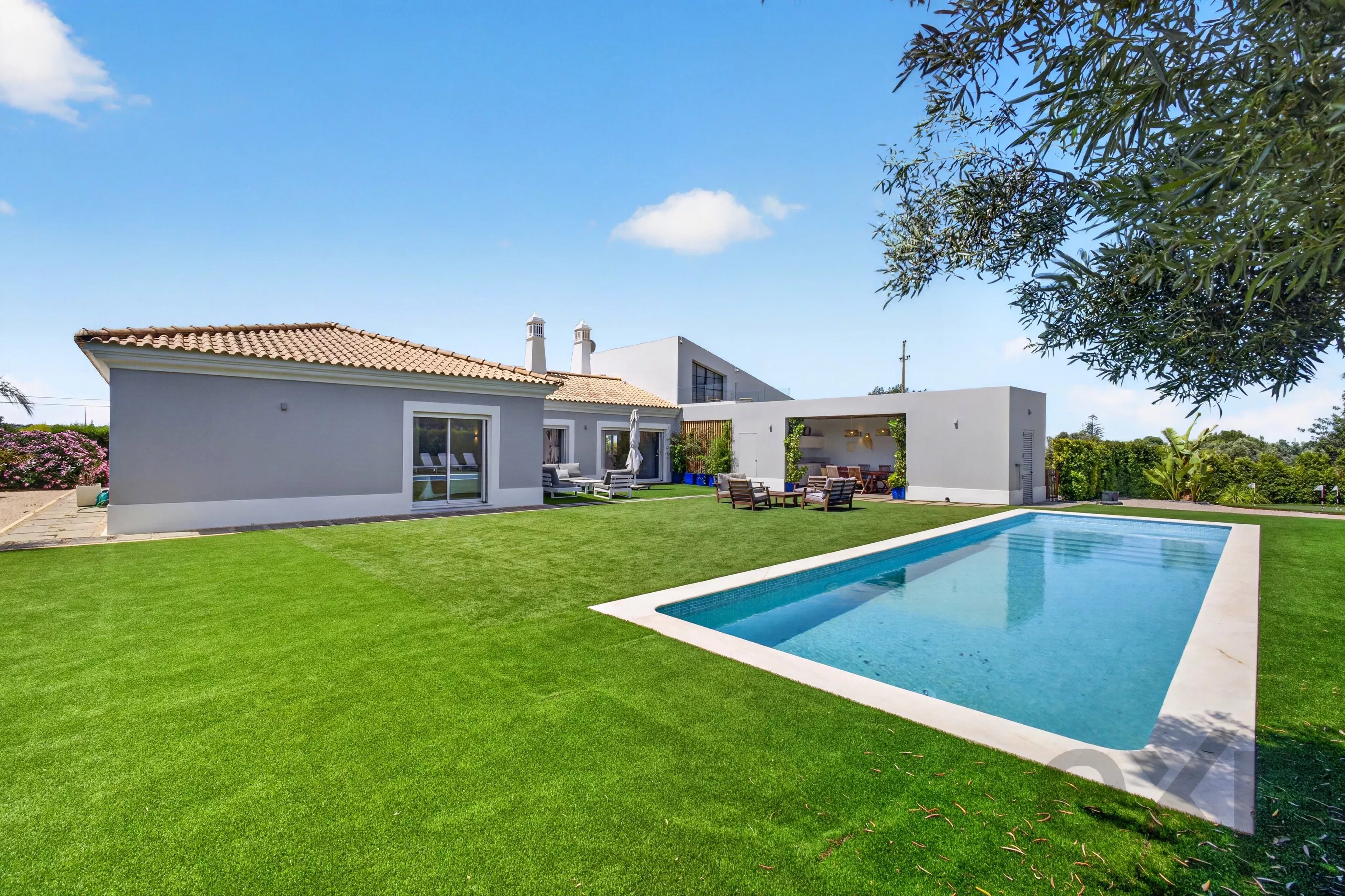 -Moradia Térrea de Luxo | 250 m² | 4 Quartos + Escritório | Piscina Privativa | 2+ ha | Vale da Rosa, Estoi, Faro