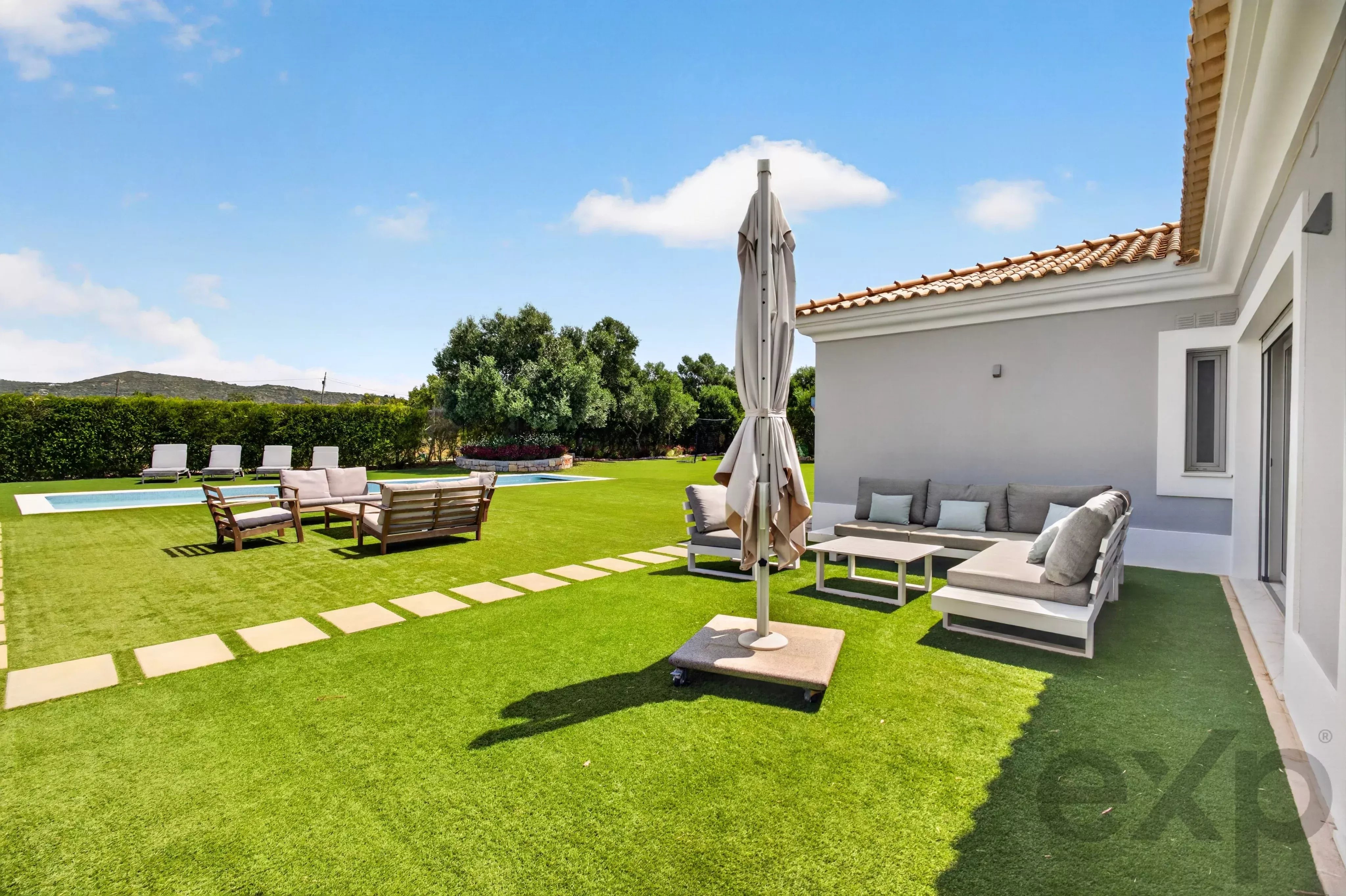 -Moradia Térrea de Luxo | 250 m² | 4 Quartos + Escritório | Piscina Privativa | 2+ ha | Vale da Rosa, Estoi, Faro