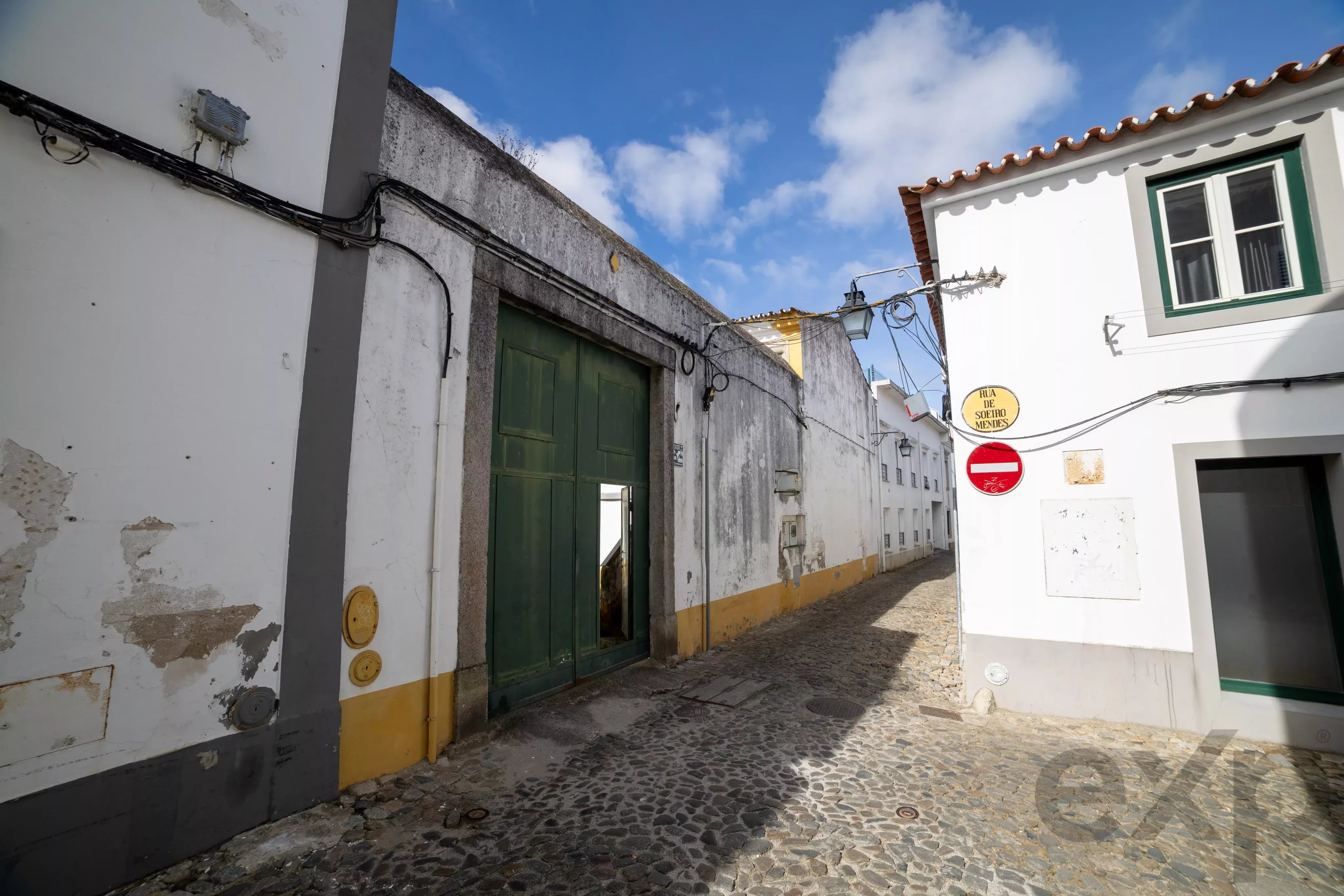 Edifício amplo com 30 salas e elevador em Évora