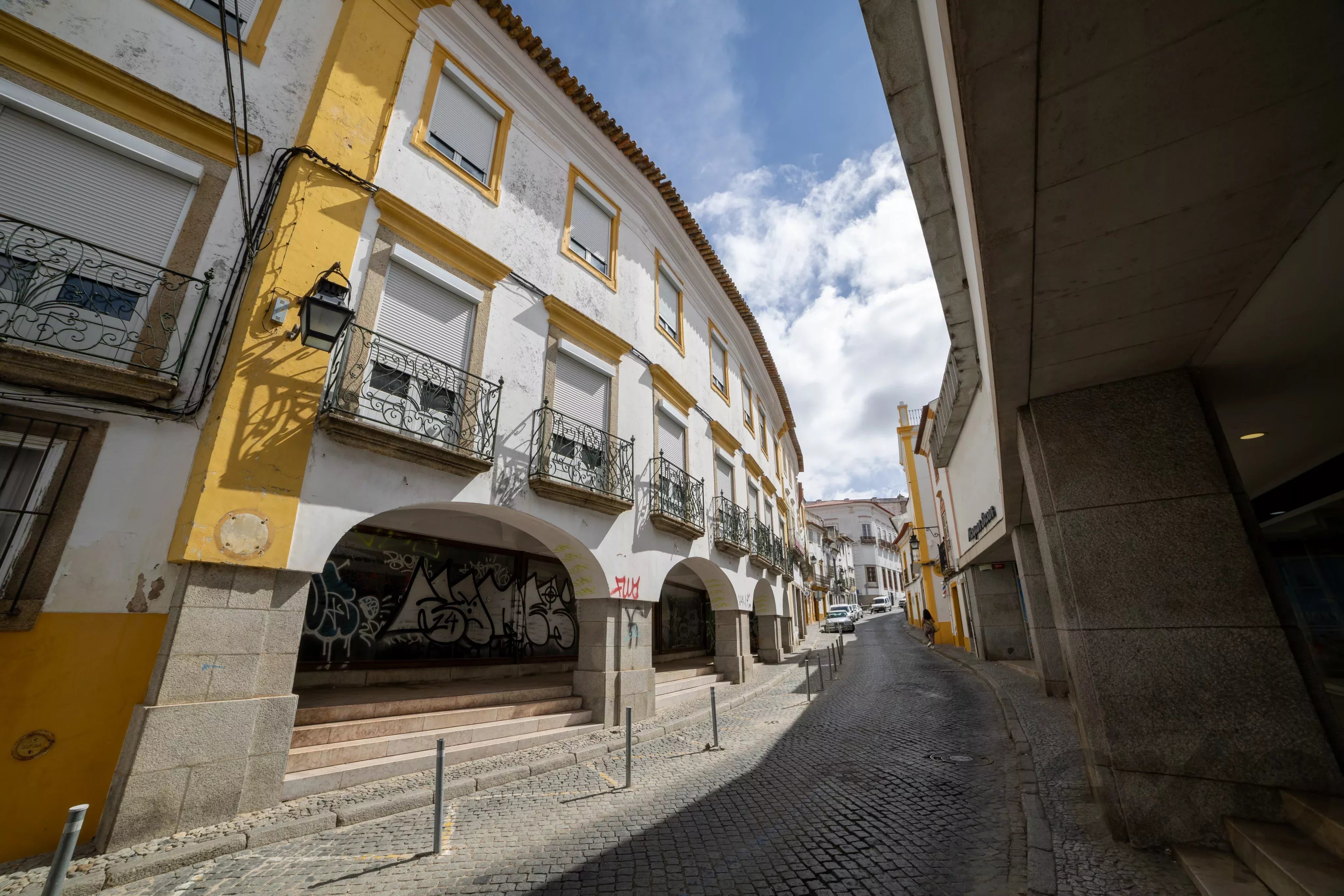 Edifício amplo com 30 salas e elevador em Évora