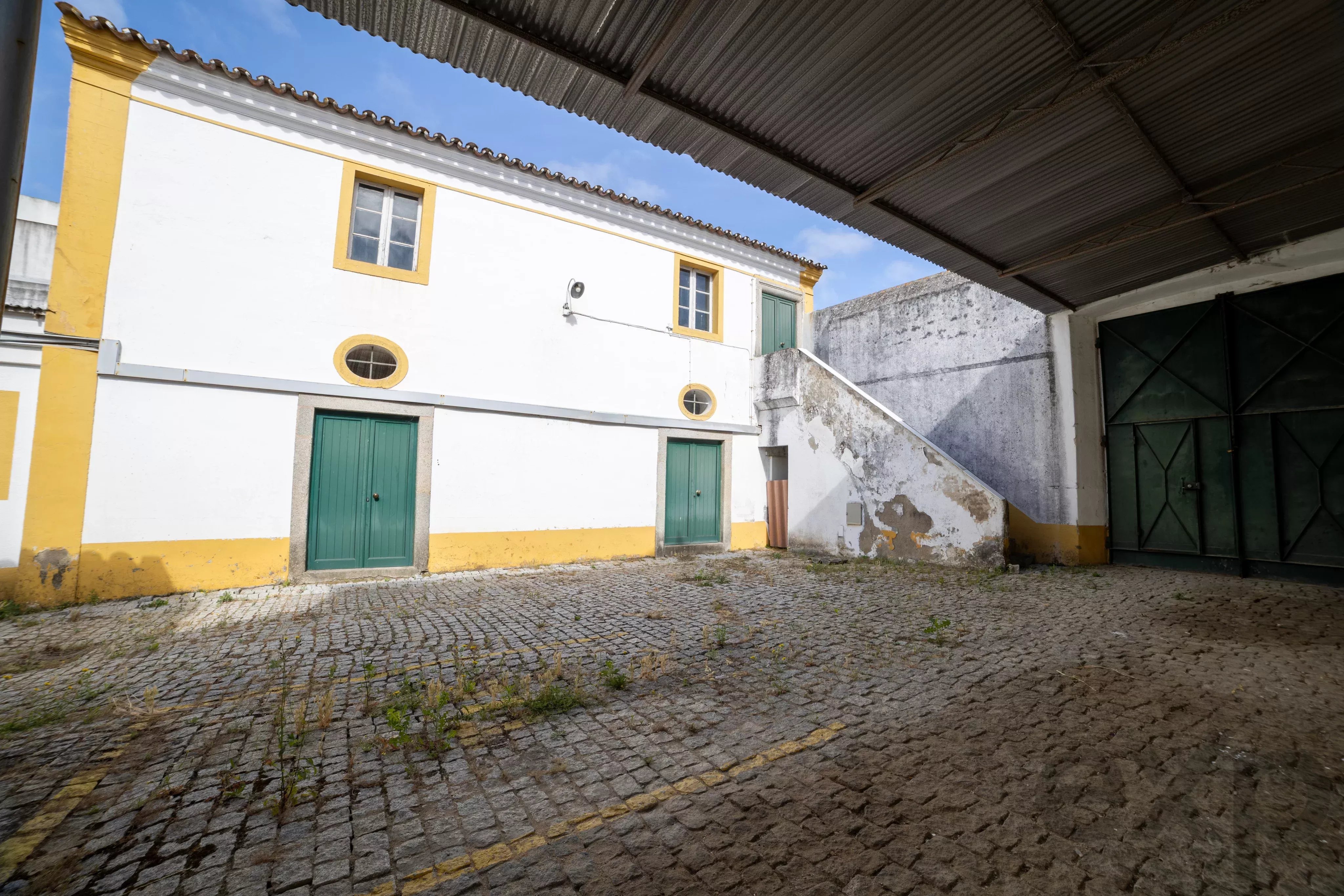 Edifício amplo com 30 salas e elevador em Évora
