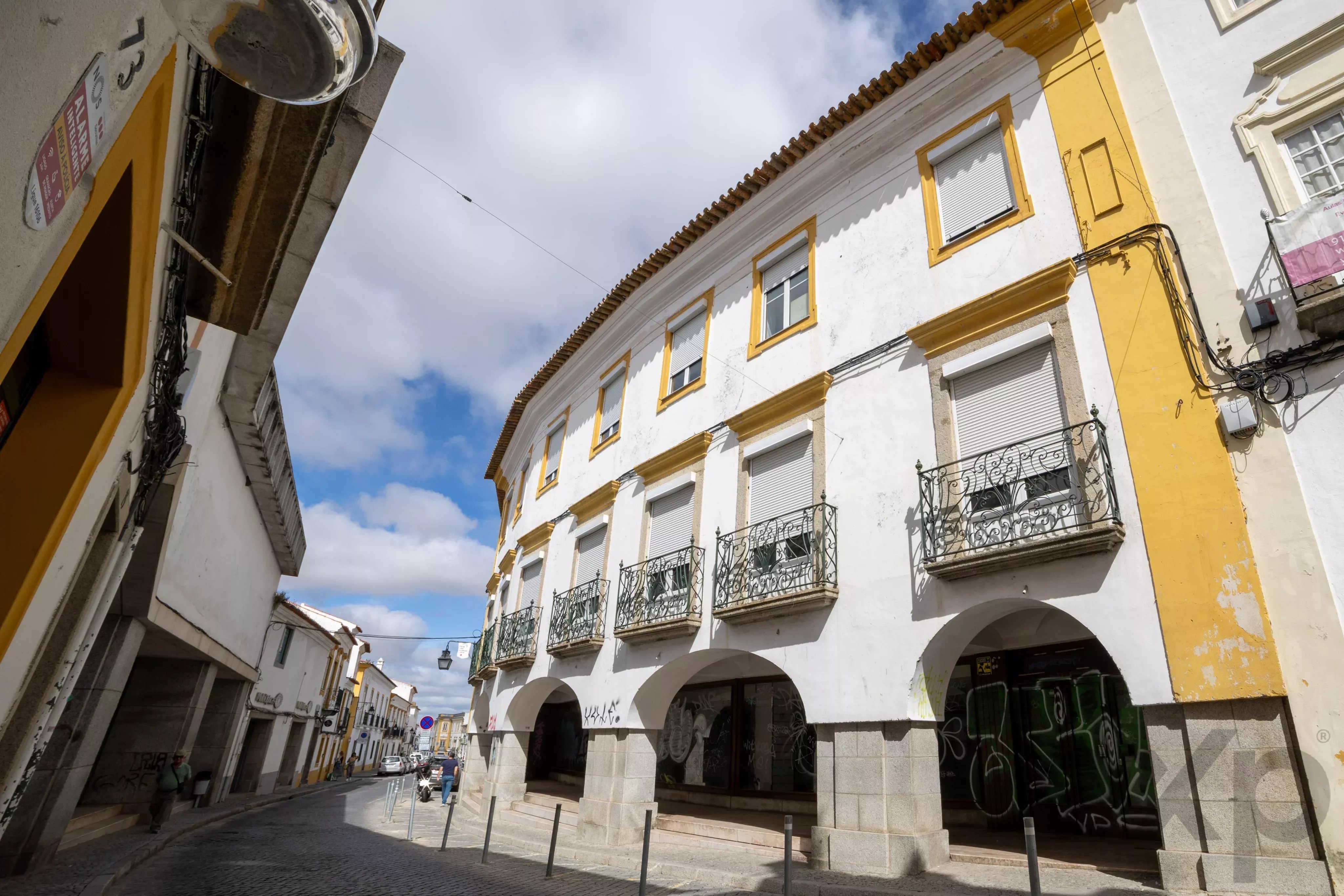 Edifício amplo com 30 salas e elevador em Évora