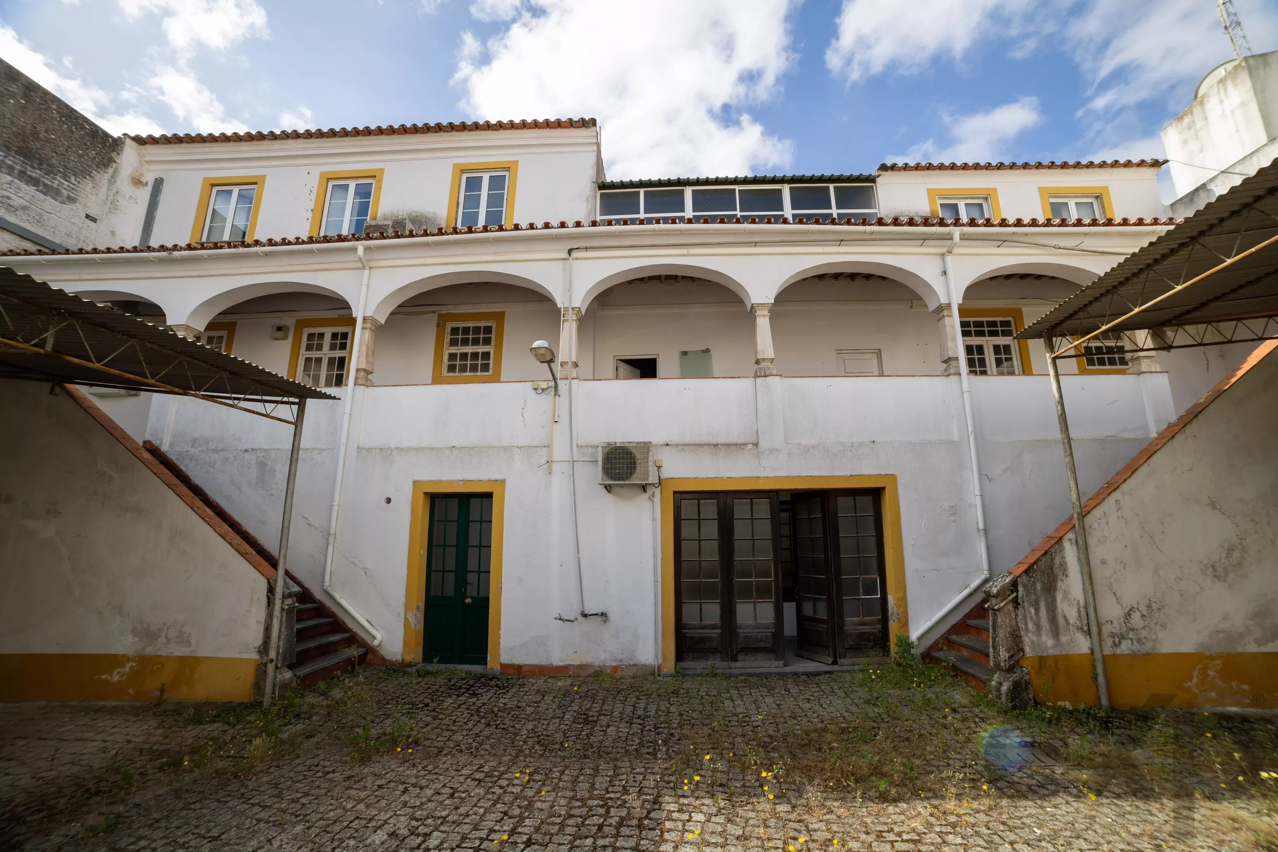 Edifício amplo com 30 salas e elevador em Évora