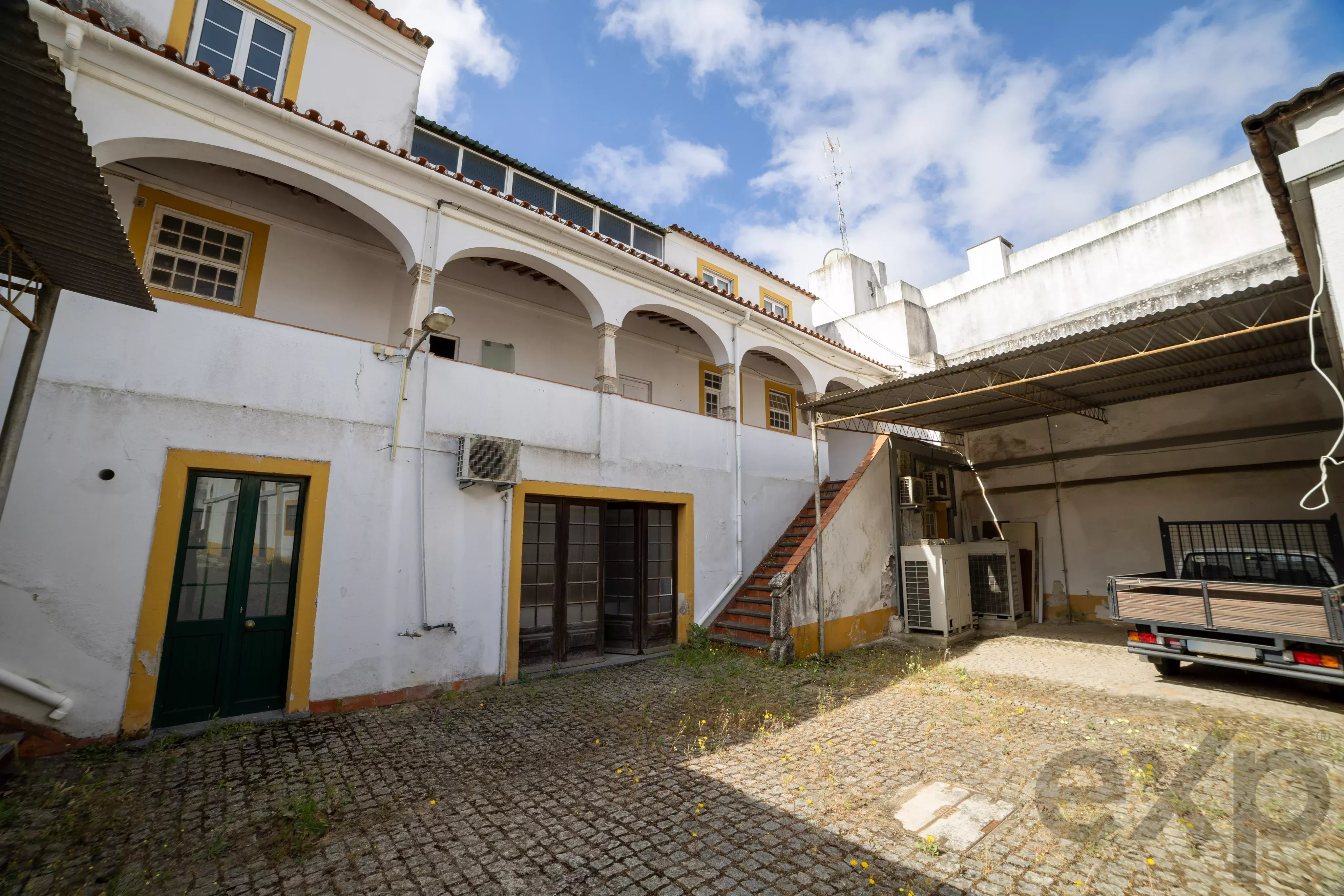 Edifício amplo com 30 salas e elevador em Évora
