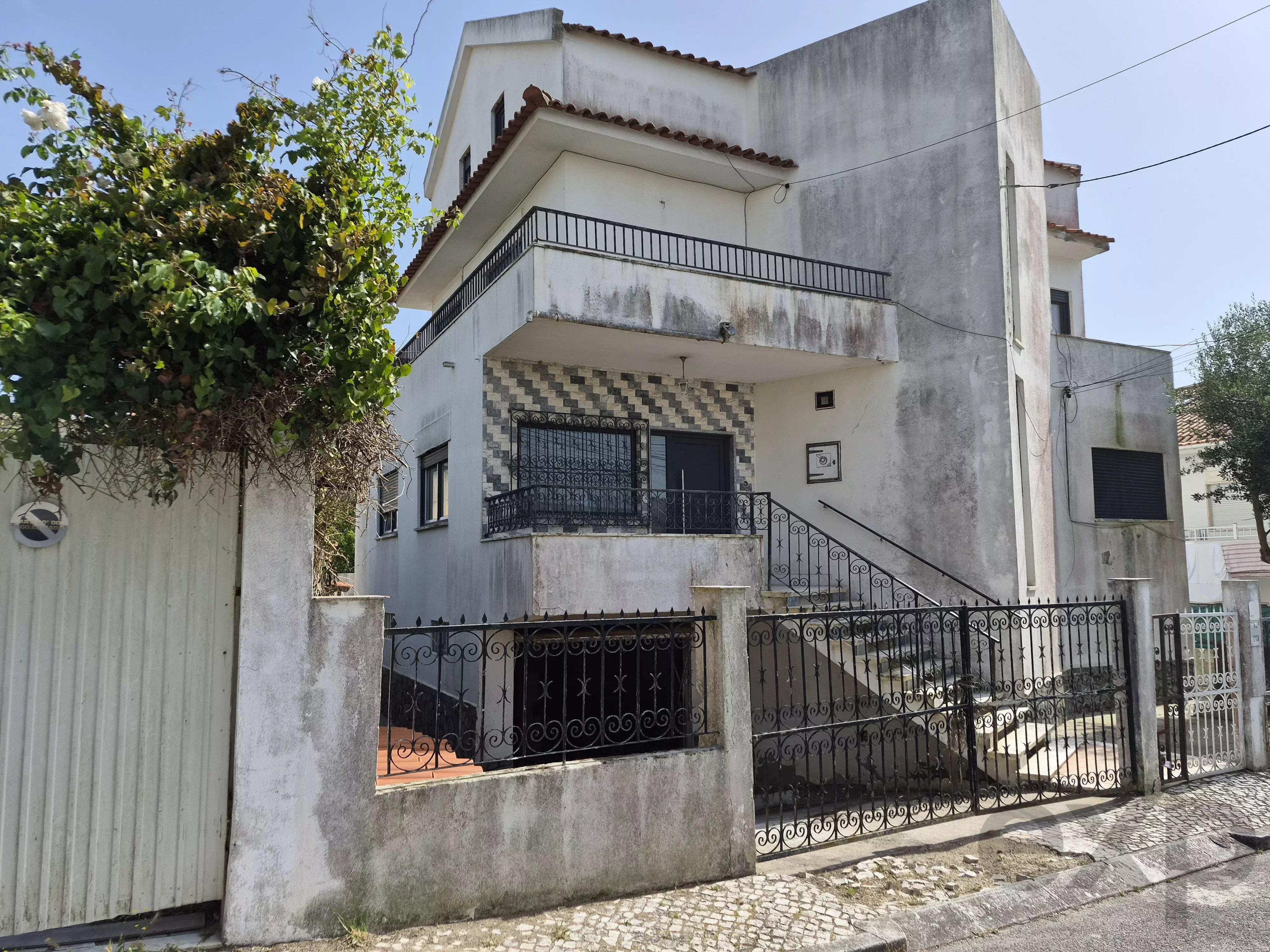 MORADIA T6 PARA RECUPERAR – VAL CAVALA, CHARNECA DA CAPARICA