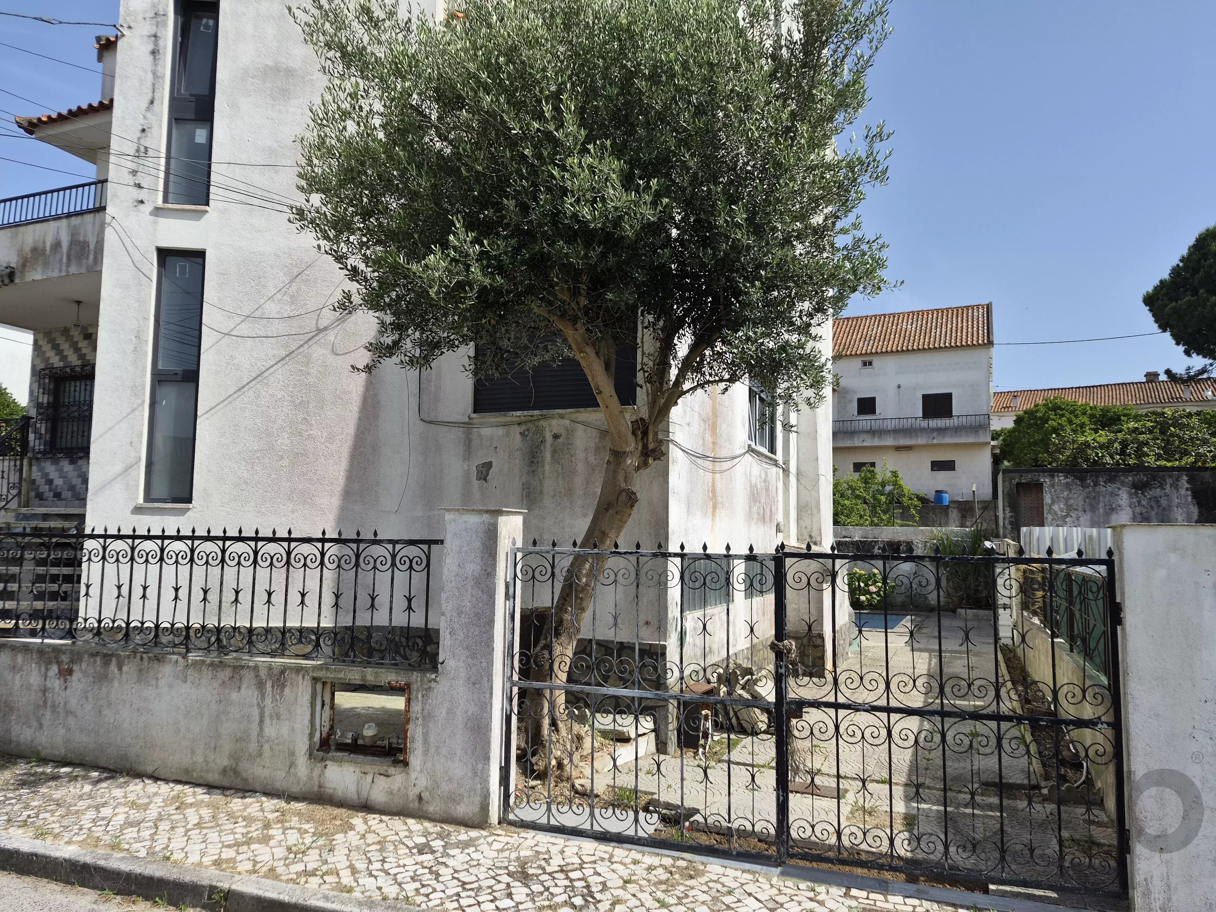 MORADIA T6 PARA RECUPERAR – VAL CAVALA, CHARNECA DA CAPARICA