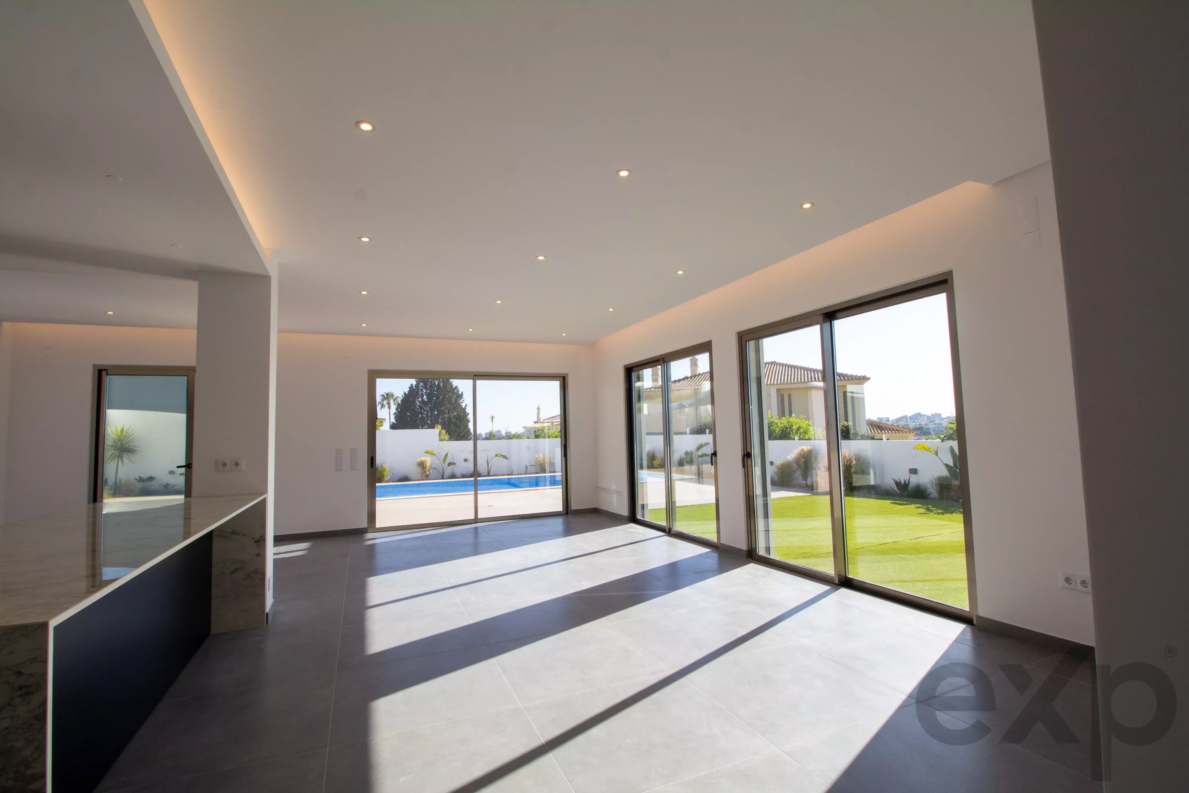 Moradia Contemporânea de Luxo com Vista em Ferragudo