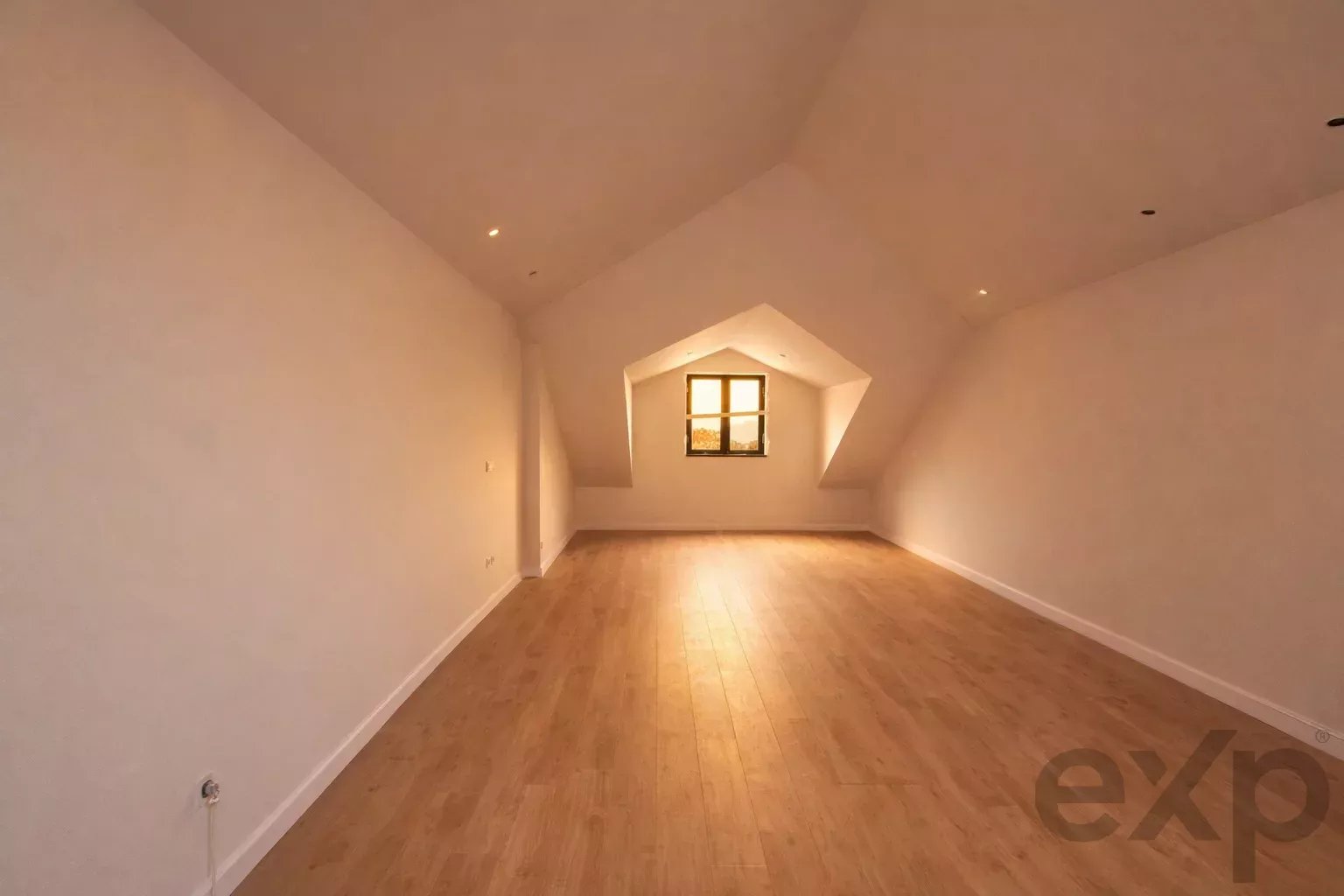 T0 de luxo no último piso, em plena Baixa do Porto