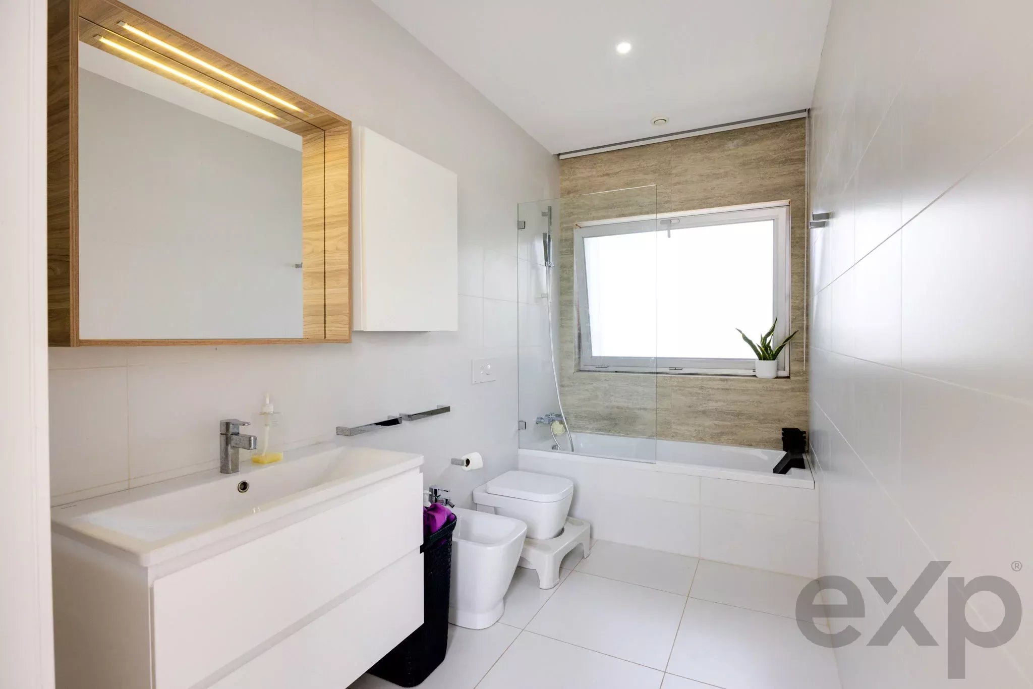 T4 House with a 17.5 m Heated Pool and Independent Apartment in Lagos 87053563 image 23