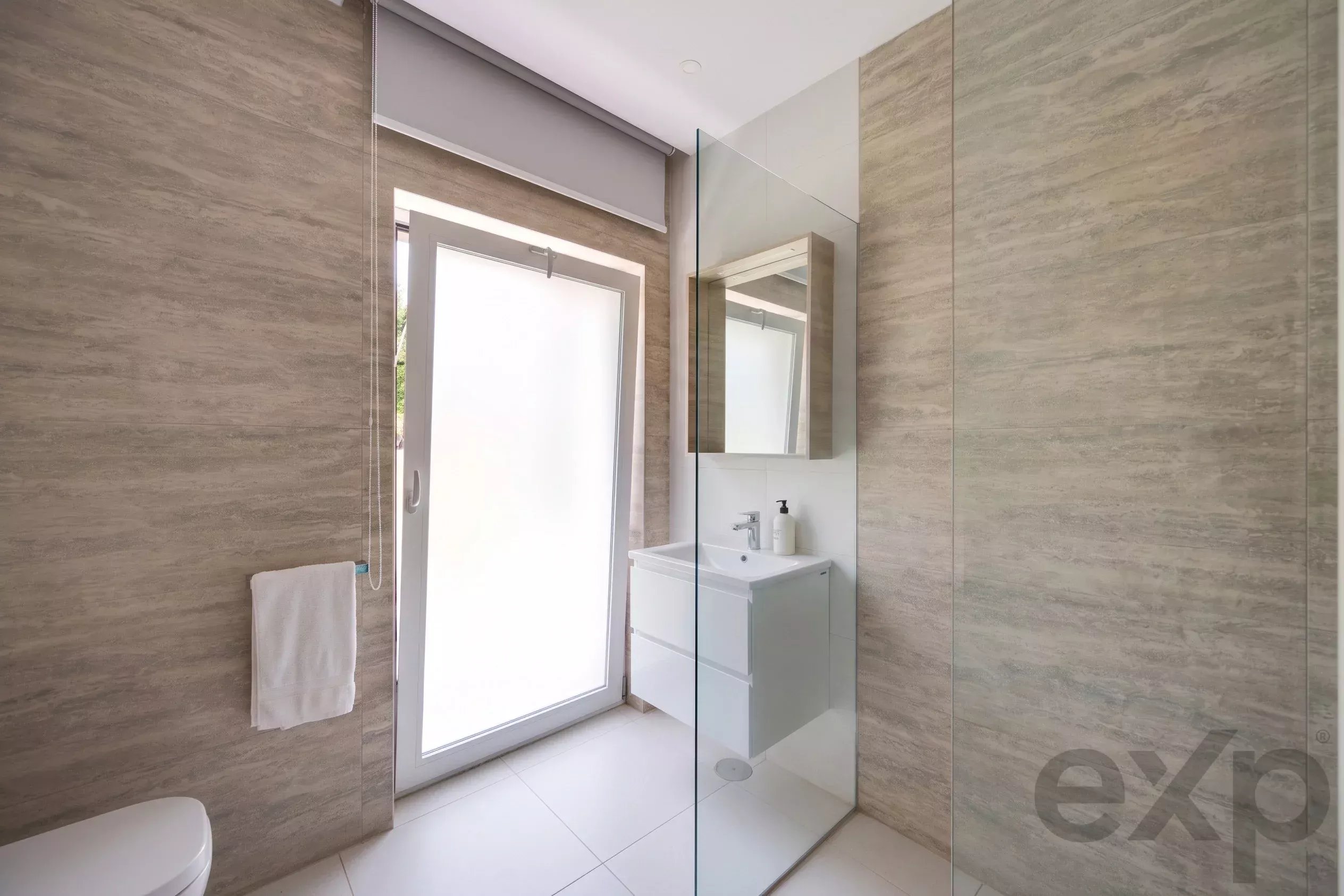 T4 House with a 17.5 m Heated Pool and Independent Apartment in Lagos 87053563 image 21