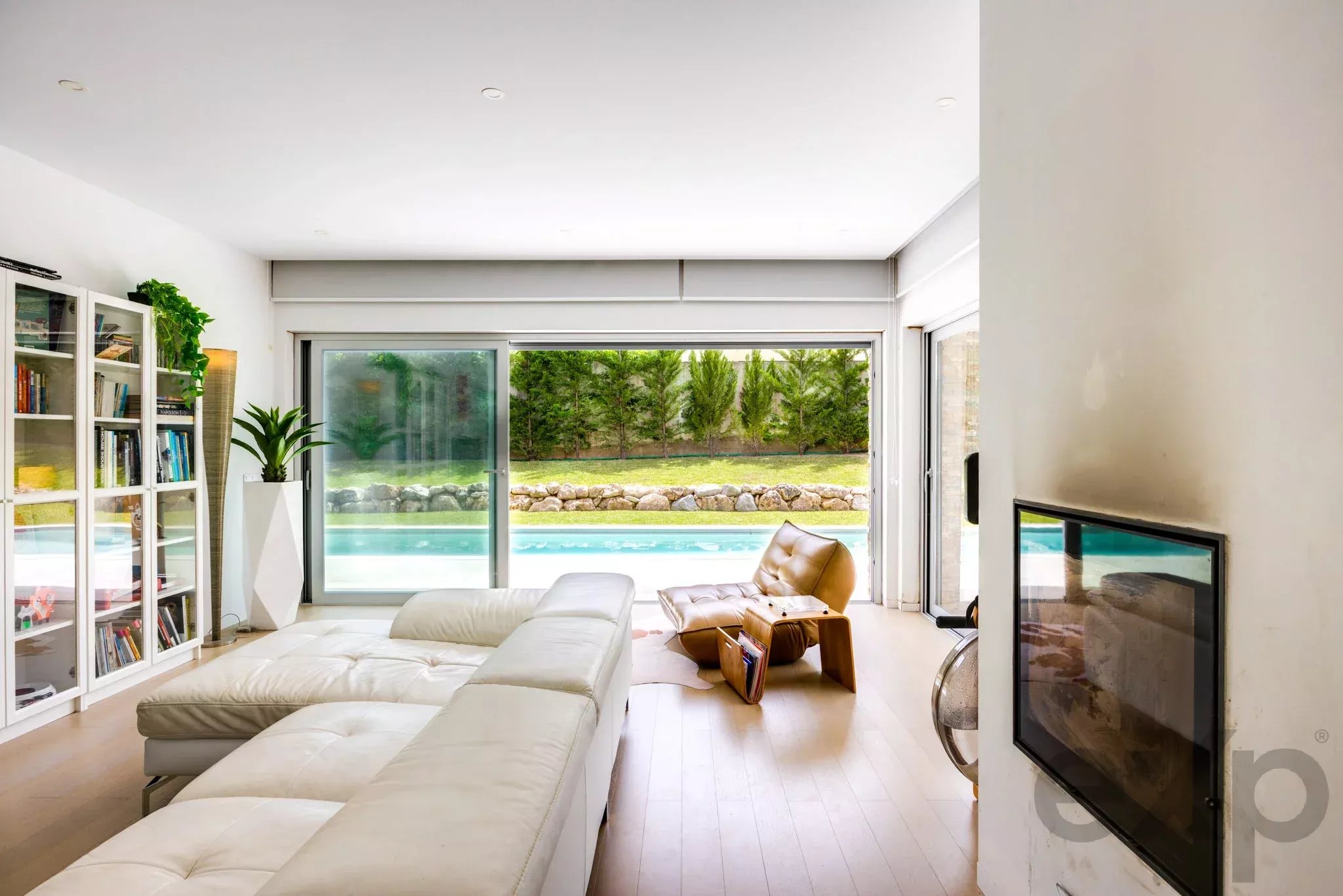 Moradia T4 com Piscina Aquecida de 17,5m e Apartamento Independente em Lagos