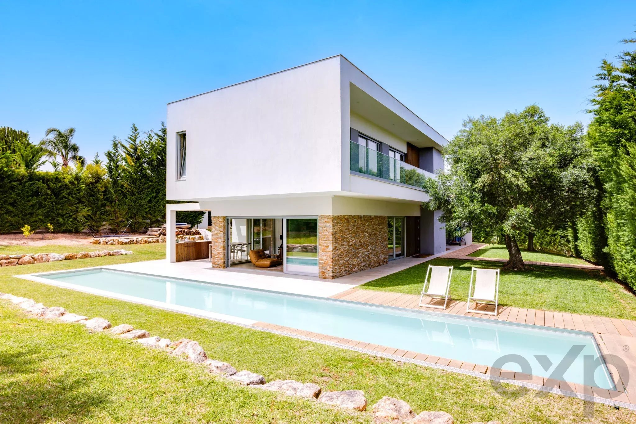 Moradia T4 com Piscina Aquecida de 17,5m e Apartamento Independente em Lagos
