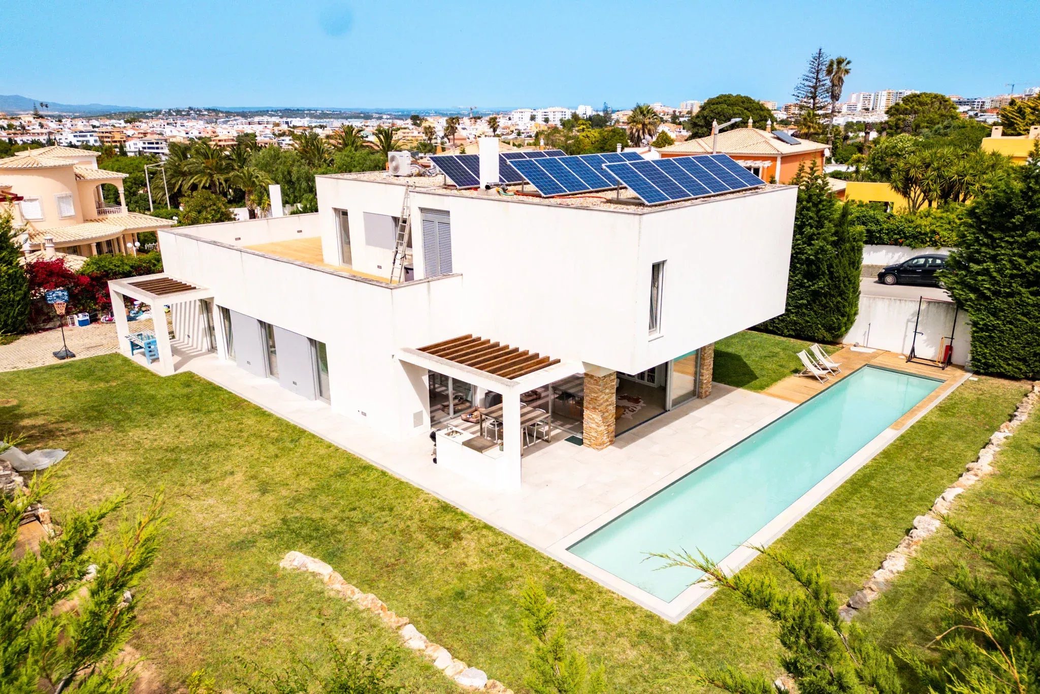 T4 House with a 17.5 m Heated Pool and Independent Apartment in Lagos 87053563 image 32