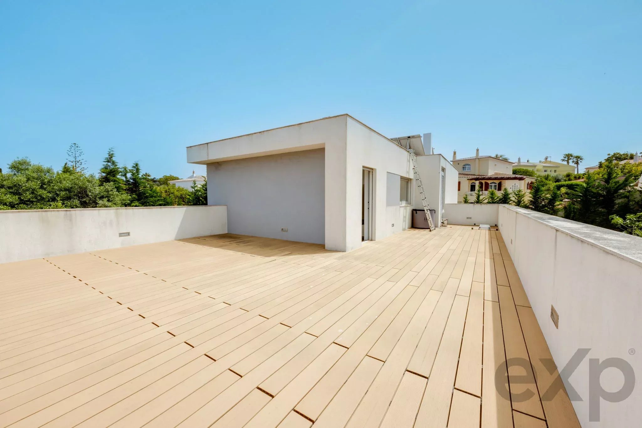 T4 House with a 17.5 m Heated Pool and Independent Apartment in Lagos 87053563 image 30