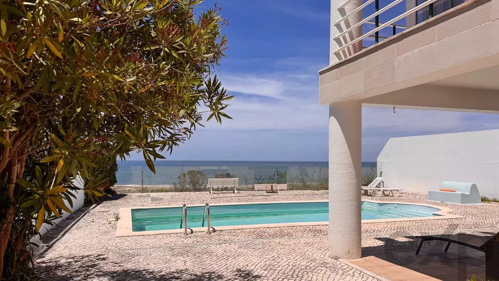 EXCLUSIVIDADE – PROPRIEDADE DE EXCEÇÃO COM VISTA PANORÂMICA SOBRE A MARINA DA NAZARÉ E POSSIBILIDADE DE PROJETO IMOBILIÁRIO DE ALTA RENTABILIDADE