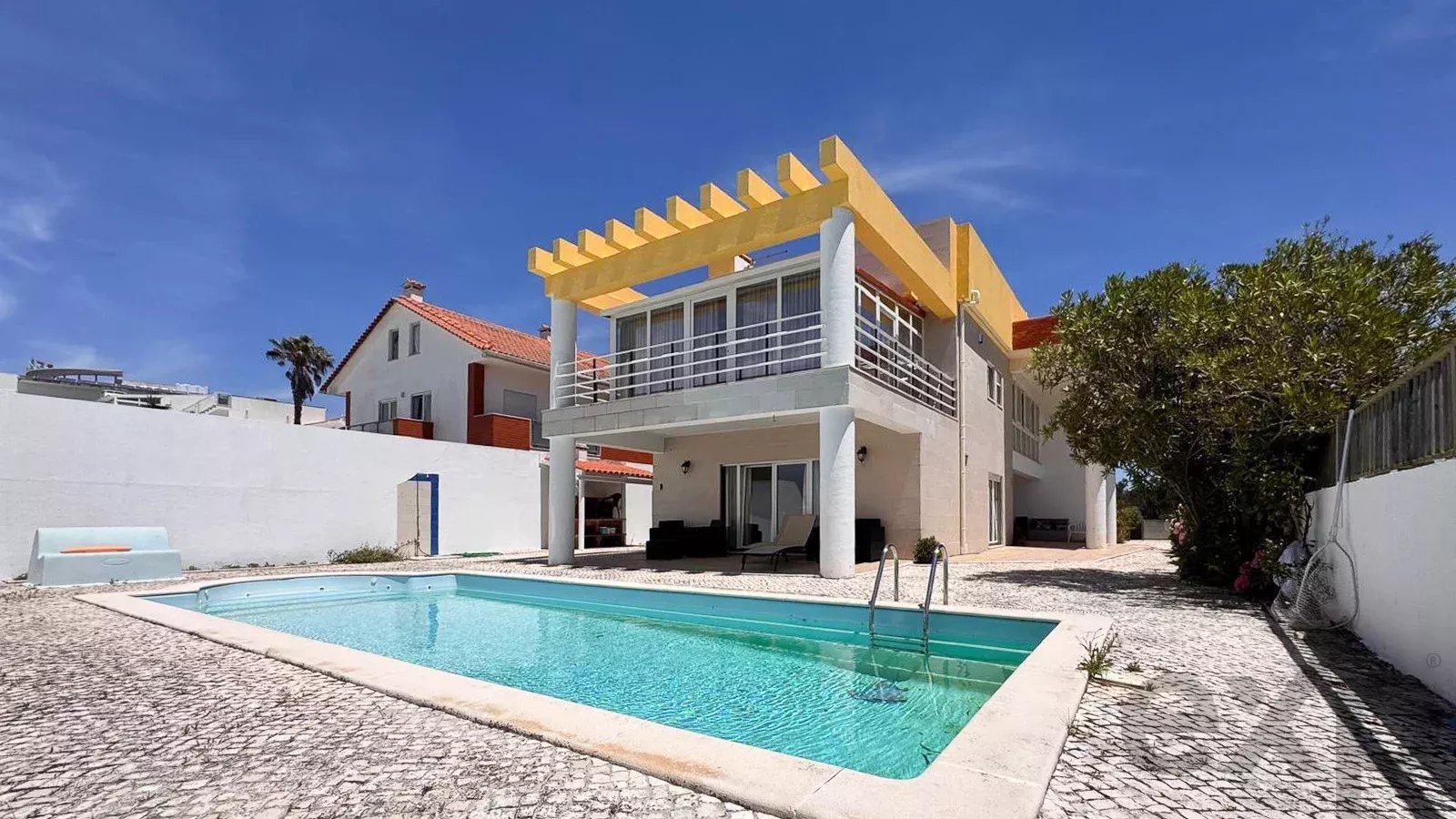 EXCLUSIVIDADE – PROPRIEDADE DE EXCEÇÃO COM VISTA PANORÂMICA SOBRE A MARINA DA NAZARÉ E POSSIBILIDADE DE PROJETO IMOBILIÁRIO DE ALTA RENTABILIDADE