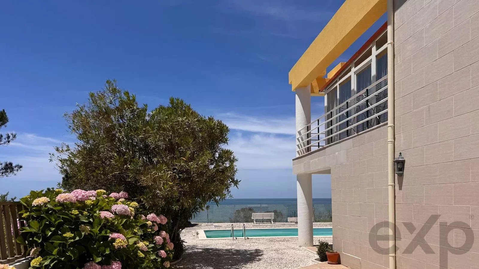 EXCLUSIVIDADE – PROPRIEDADE DE EXCEÇÃO COM VISTA PANORÂMICA SOBRE A MARINA DA NAZARÉ E POSSIBILIDADE DE PROJETO IMOBILIÁRIO DE ALTA RENTABILIDADE