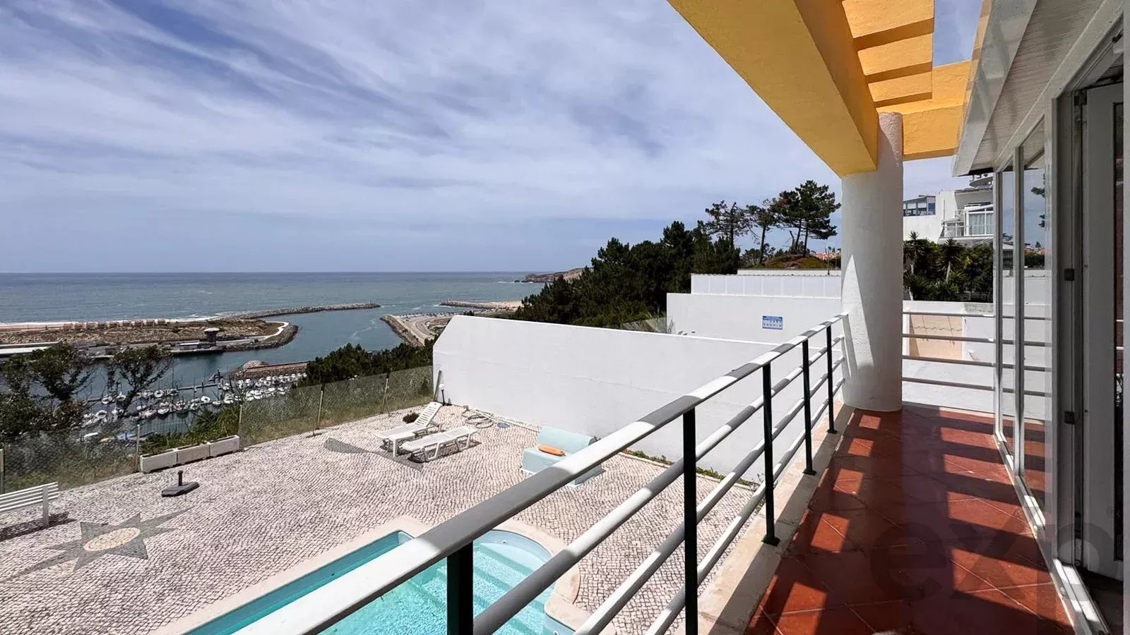 EXCLUSIVIDADE – PROPRIEDADE DE EXCEÇÃO COM VISTA PANORÂMICA SOBRE A MARINA DA NAZARÉ E POSSIBILIDADE DE PROJETO IMOBILIÁRIO DE ALTA RENTABILIDADE