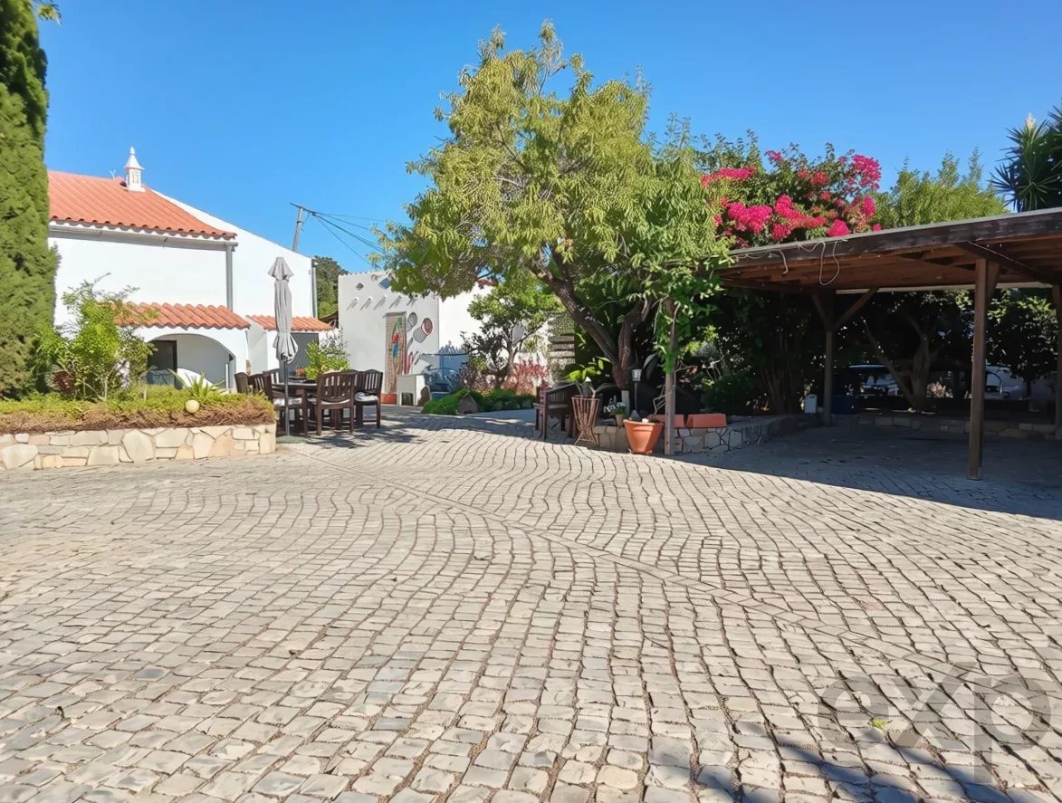 Propriedade exclusiva com cinco unidades independentes e potencial de investimento