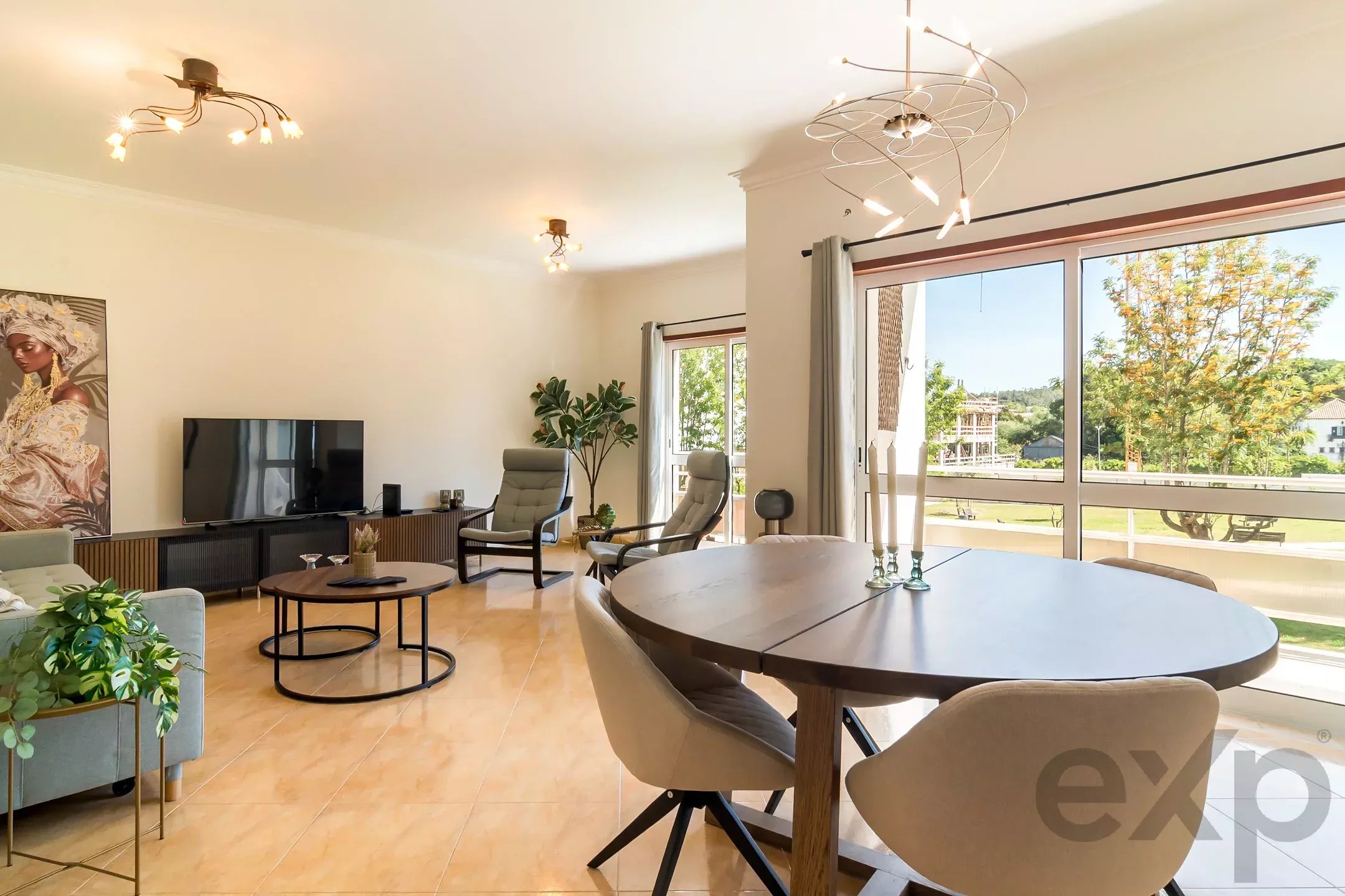 Apartamento T2 mobilado com varanda em Sesimbra